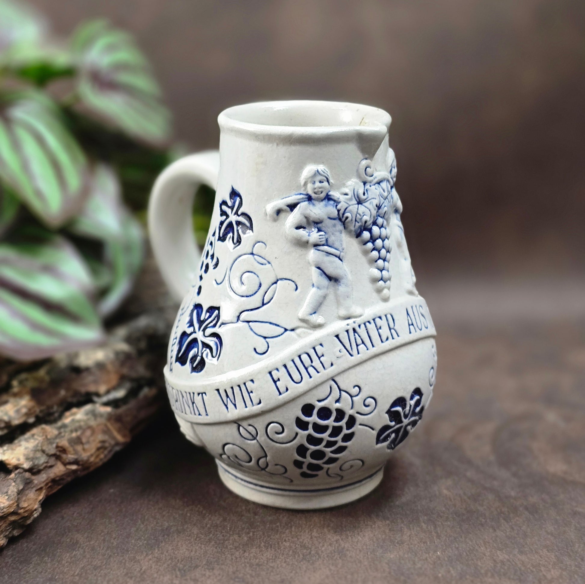 Robuster 0,25-l-Weinkrug aus Steinzeug mit Weinlaub-Relief, Spruch & Putti. 1950er–60er-Jahre-Stück der Wick-Werke – stilvoll & sammelwürdig!
