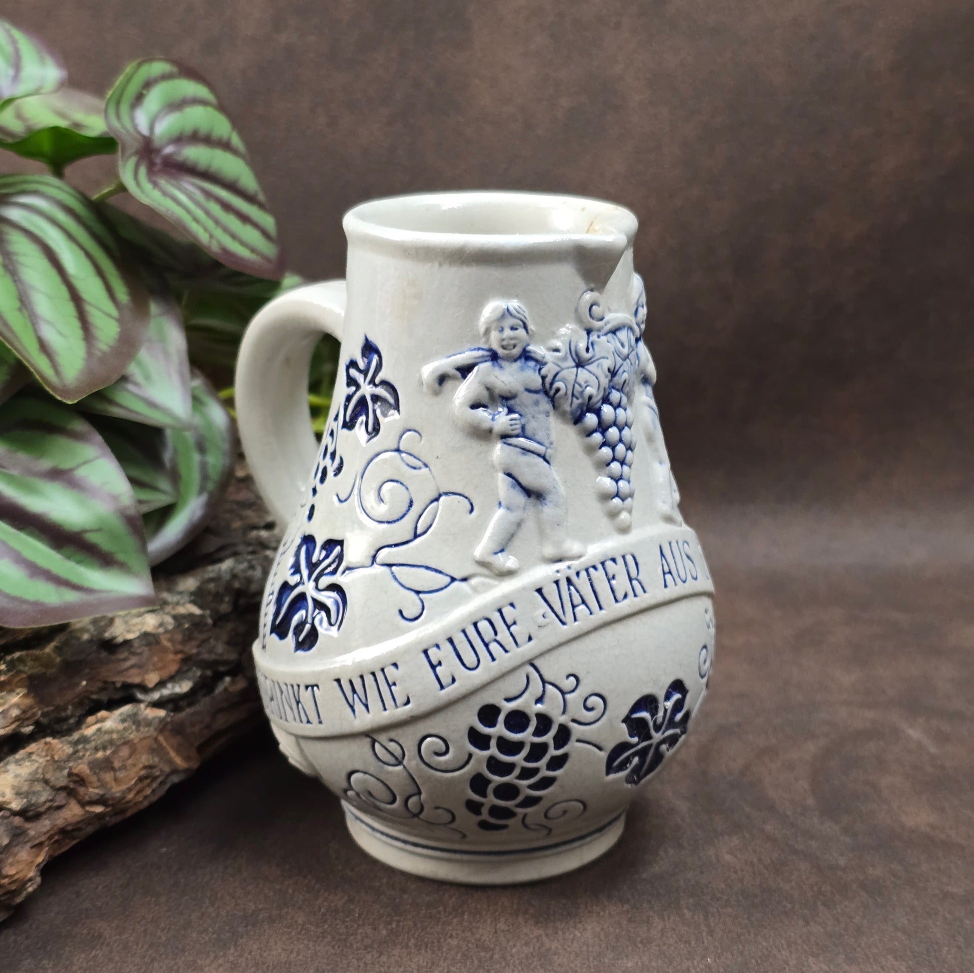 Robuster 0,25-l-Weinkrug aus Steinzeug mit Weinlaub-Relief, Spruch & Putti. 1950er–60er-Jahre-Stück der Wick-Werke – stilvoll & sammelwürdig!