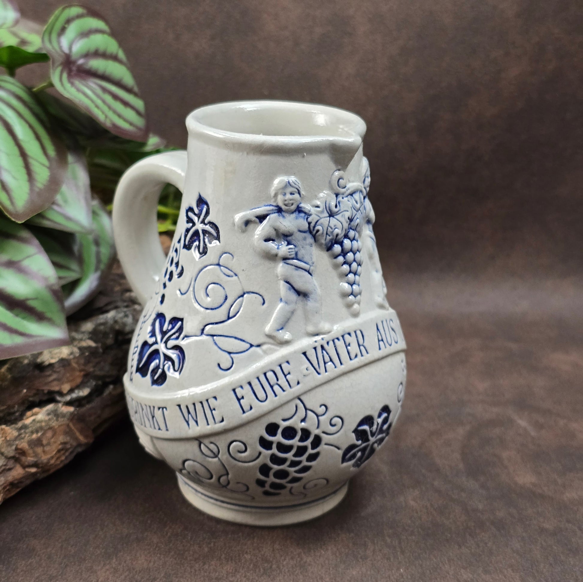 Robuster 0,25-l-Weinkrug aus Steinzeug mit Weinlaub-Relief, Spruch & Putti. 1950er–60er-Jahre-Stück der Wick-Werke – stilvoll & sammelwürdig!