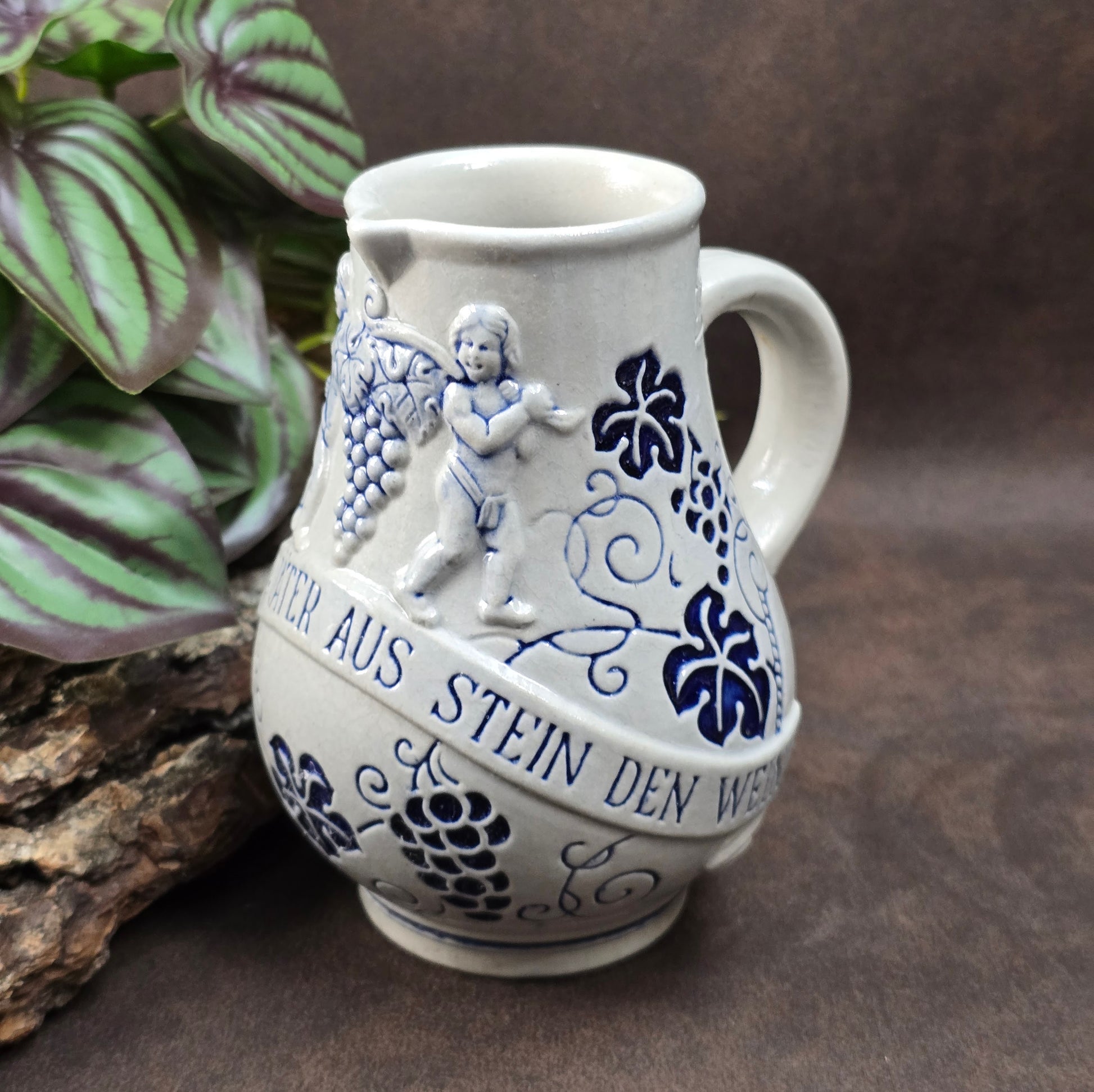 Robuster 0,25-l-Weinkrug aus Steinzeug mit Weinlaub-Relief, Spruch & Putti. 1950er–60er-Jahre-Stück der Wick-Werke – stilvoll & sammelwürdig!