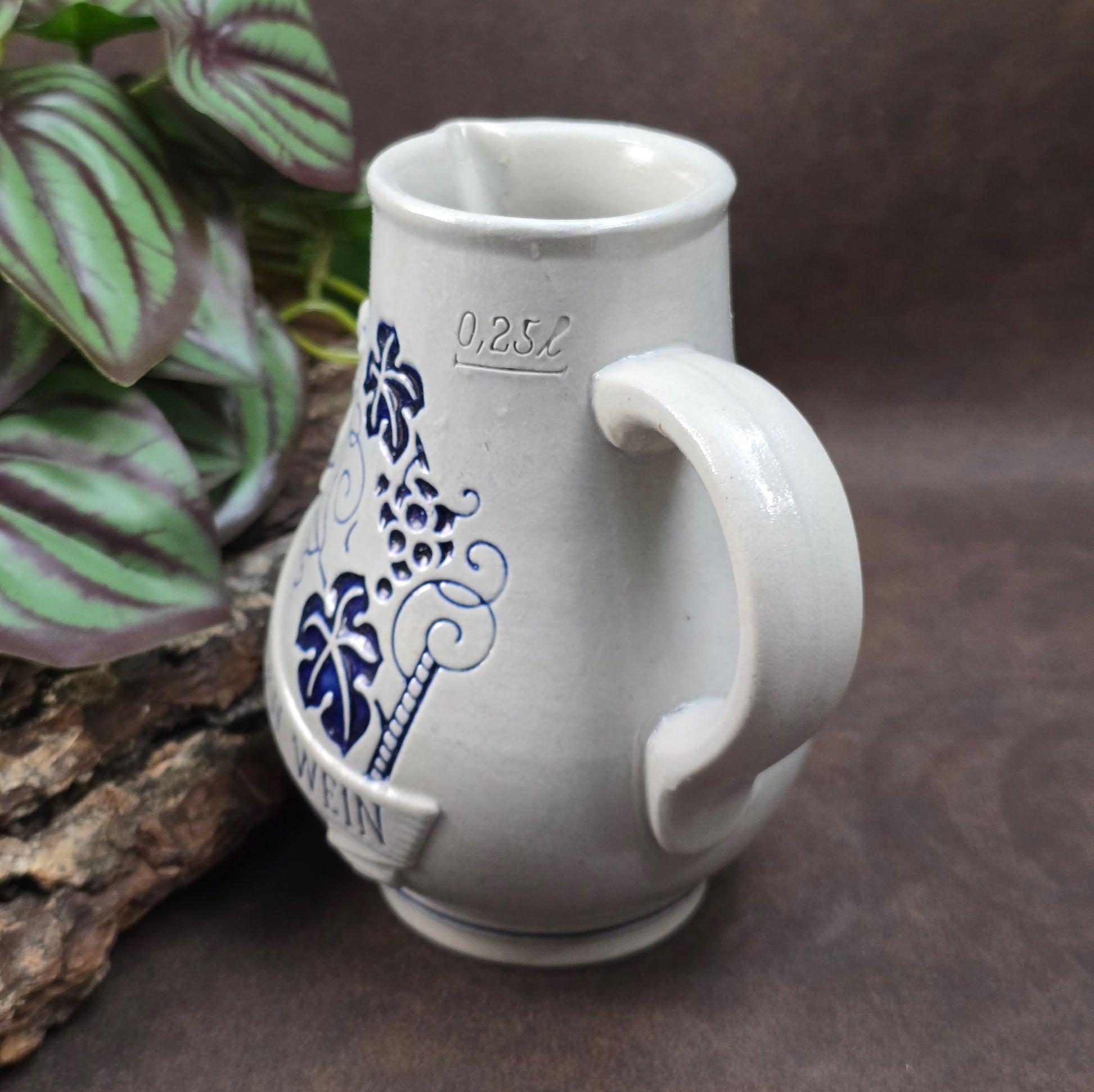 Robuster 0,25-l-Weinkrug aus Steinzeug mit Weinlaub-Relief, Spruch & Putti. 1950er–60er-Jahre-Stück der Wick-Werke – stilvoll & sammelwürdig!