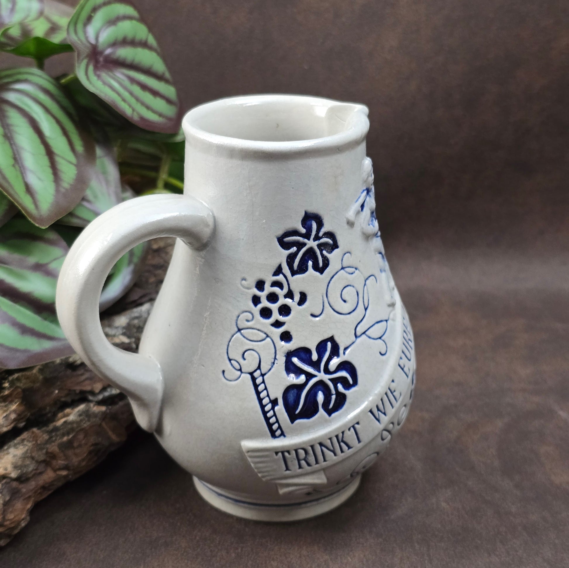 Robuster 0,25-l-Weinkrug aus Steinzeug mit Weinlaub-Relief, Spruch & Putti. 1950er–60er-Jahre-Stück der Wick-Werke – stilvoll & sammelwürdig!