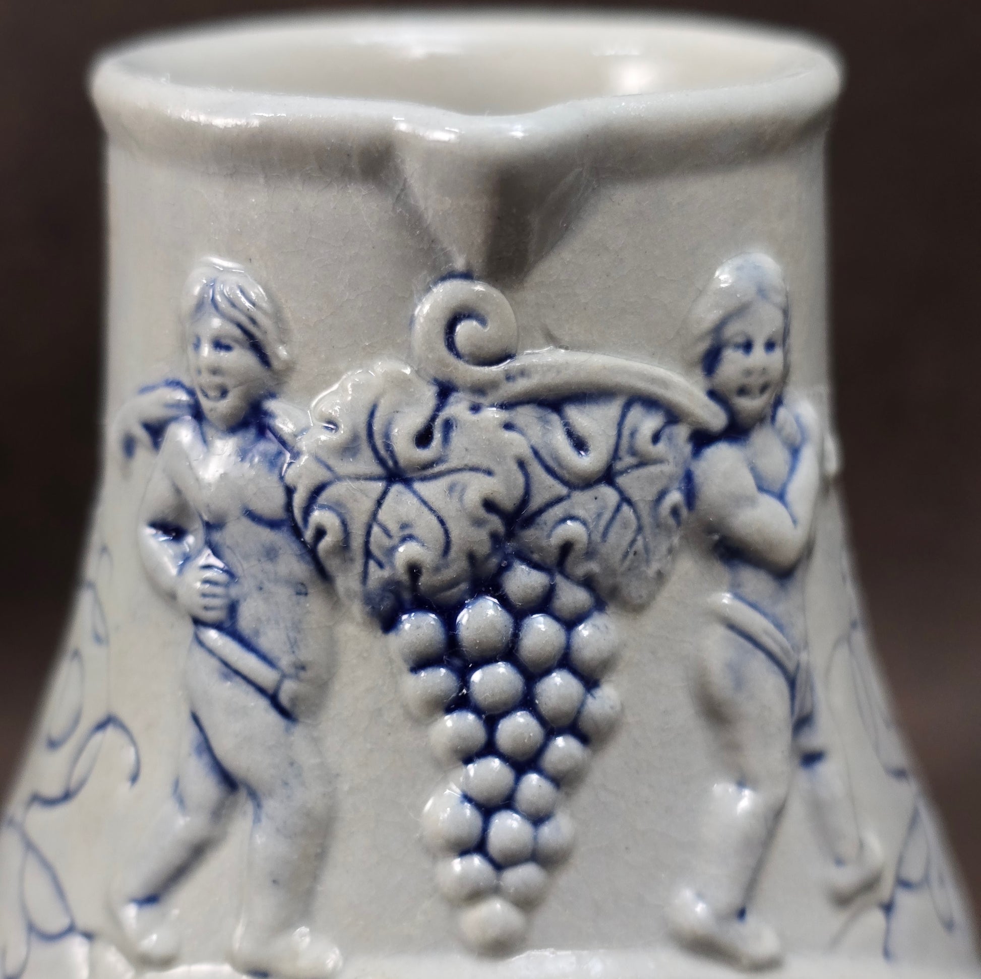 Robuster 0,25-l-Weinkrug aus Steinzeug mit Weinlaub-Relief, Spruch & Putti. 1950er–60er-Jahre-Stück der Wick-Werke – stilvoll & sammelwürdig!