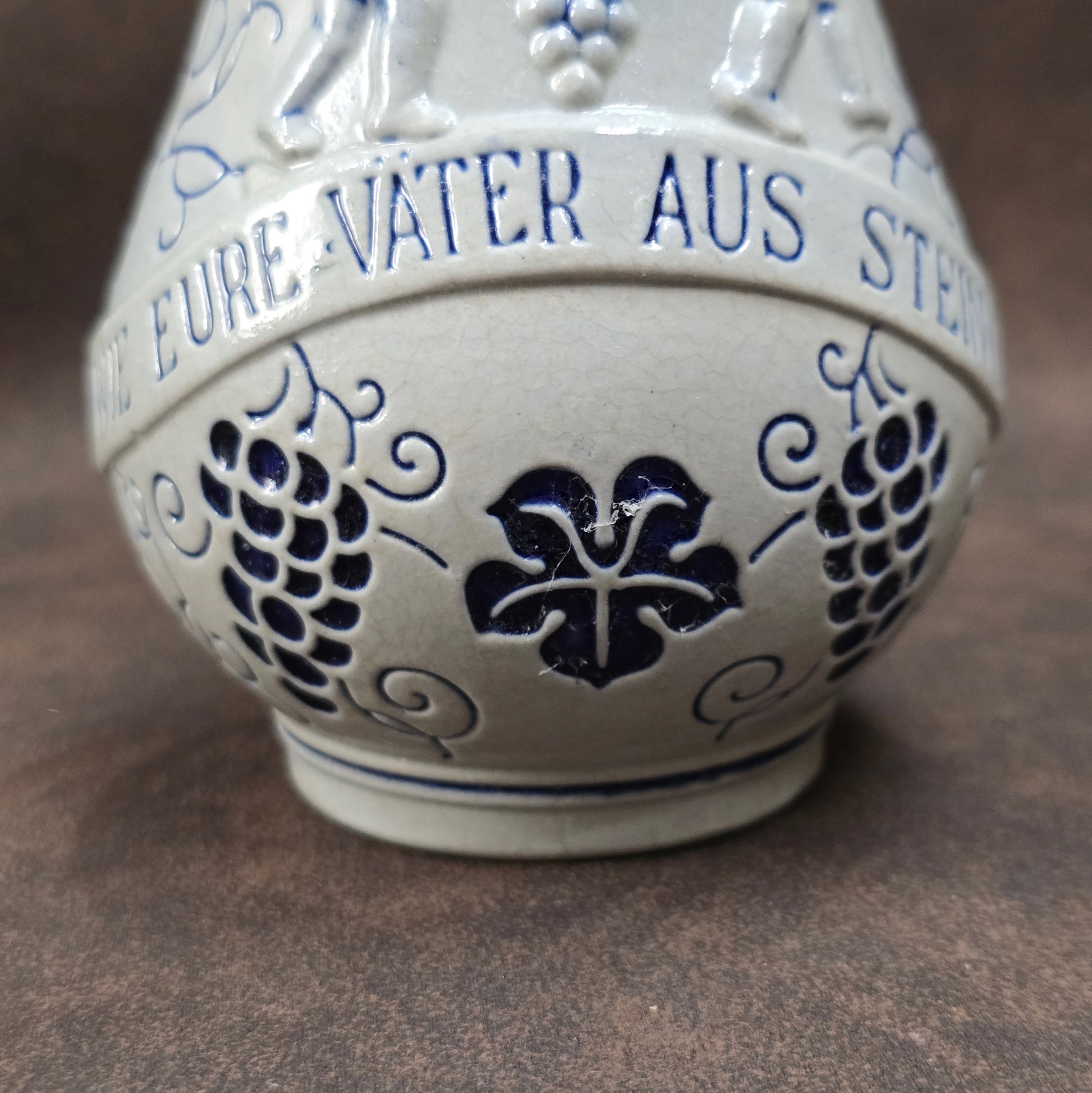 Robuster 0,25-l-Weinkrug aus Steinzeug mit Weinlaub-Relief, Spruch & Putti. 1950er–60er-Jahre-Stück der Wick-Werke – stilvoll & sammelwürdig!