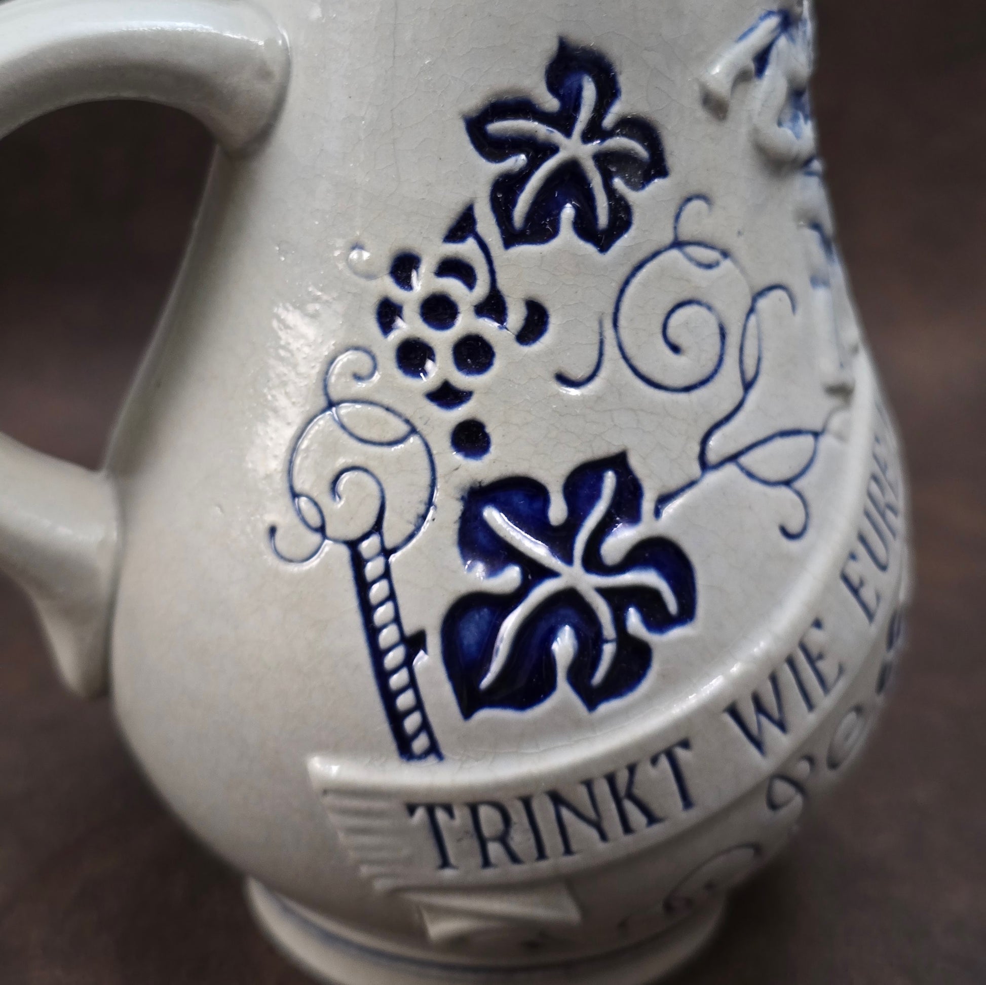 Robuster 0,25-l-Weinkrug aus Steinzeug mit Weinlaub-Relief, Spruch & Putti. 1950er–60er-Jahre-Stück der Wick-Werke – stilvoll & sammelwürdig!