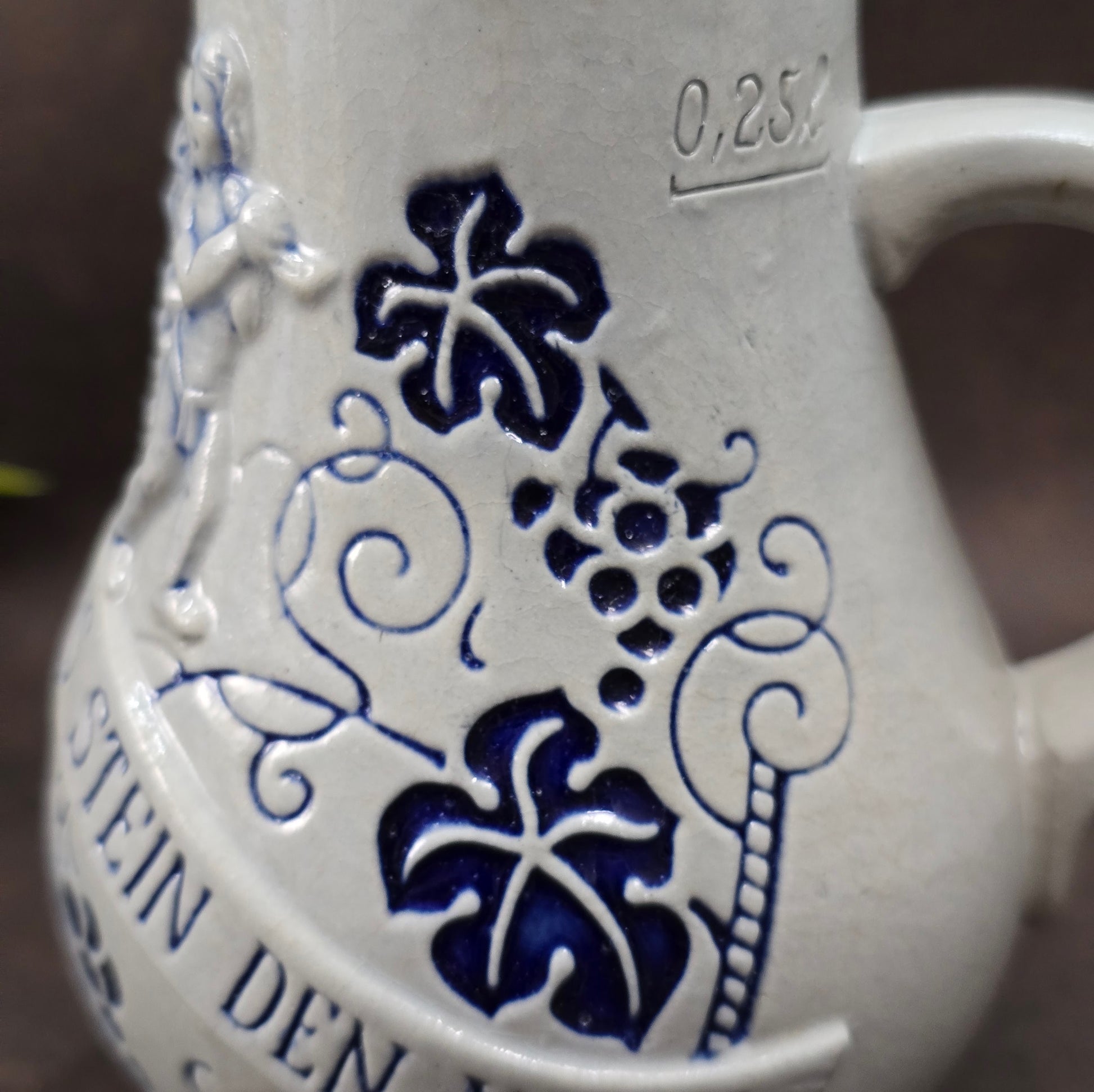 Robuster 0,25-l-Weinkrug aus Steinzeug mit Weinlaub-Relief, Spruch & Putti. 1950er–60er-Jahre-Stück der Wick-Werke – stilvoll & sammelwürdig!