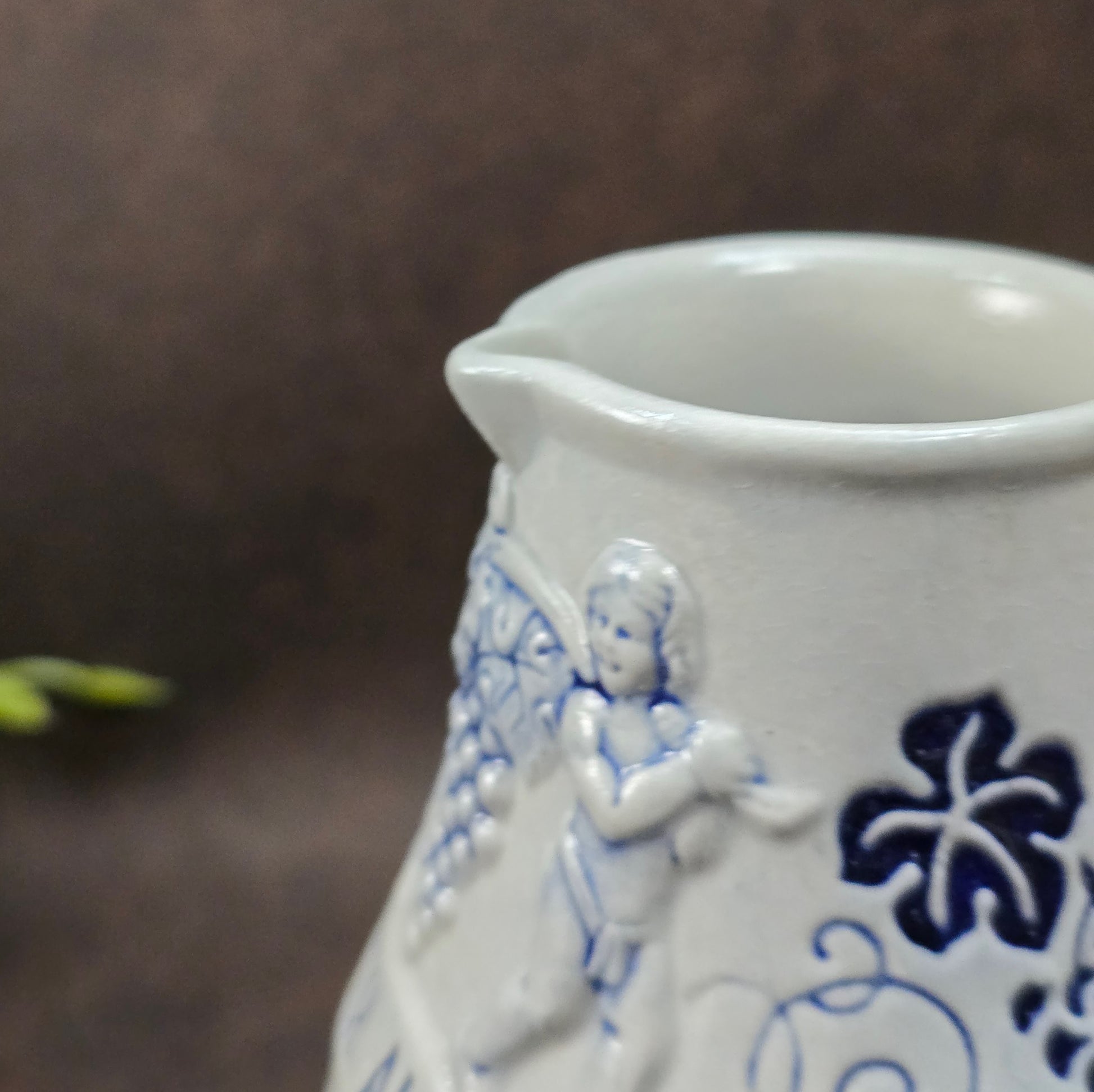 Robuster 0,25-l-Weinkrug aus Steinzeug mit Weinlaub-Relief, Spruch & Putti. 1950er–60er-Jahre-Stück der Wick-Werke – stilvoll & sammelwürdig!