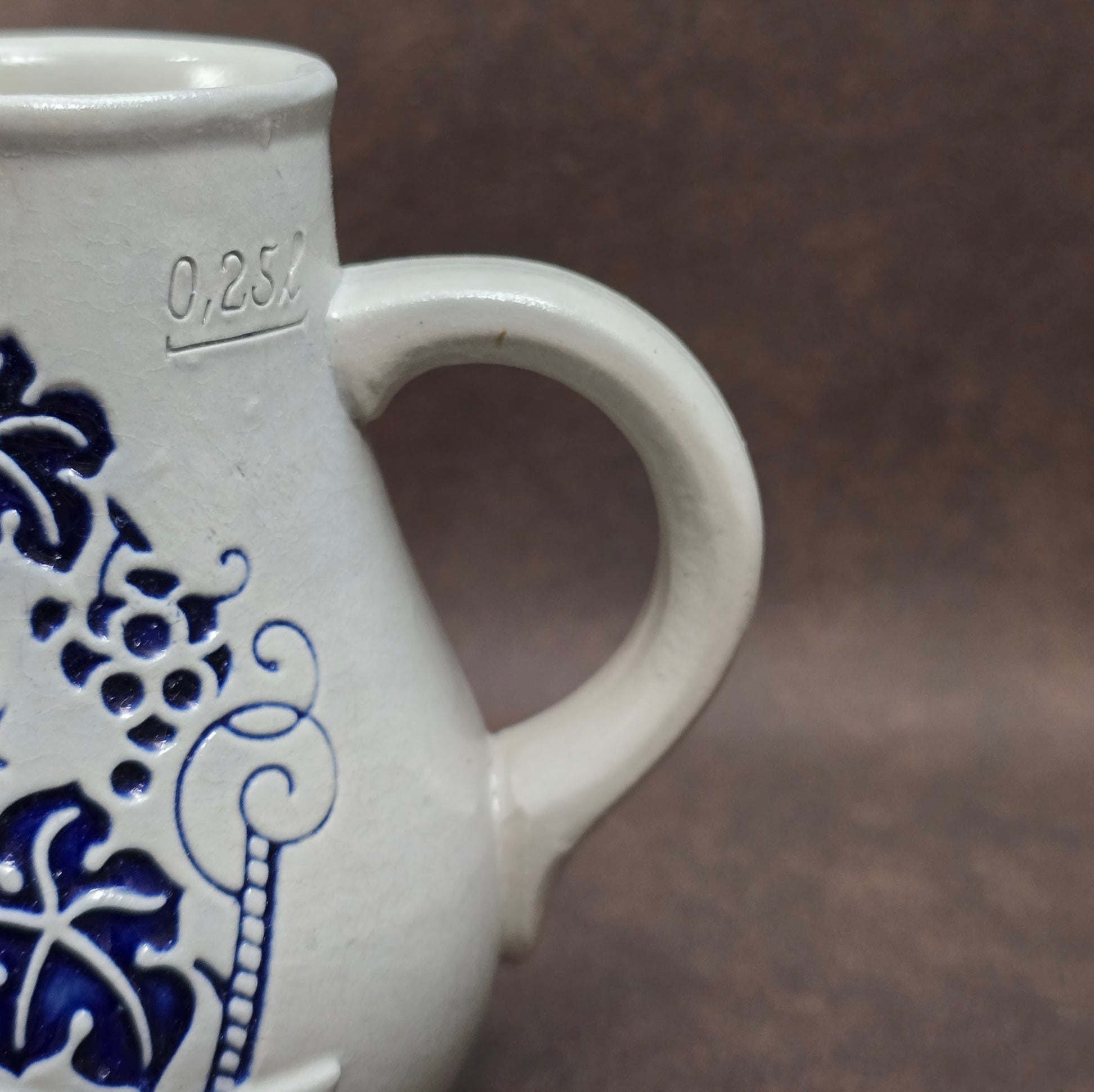 Robuster 0,25-l-Weinkrug aus Steinzeug mit Weinlaub-Relief, Spruch & Putti. 1950er–60er-Jahre-Stück der Wick-Werke – stilvoll & sammelwürdig!