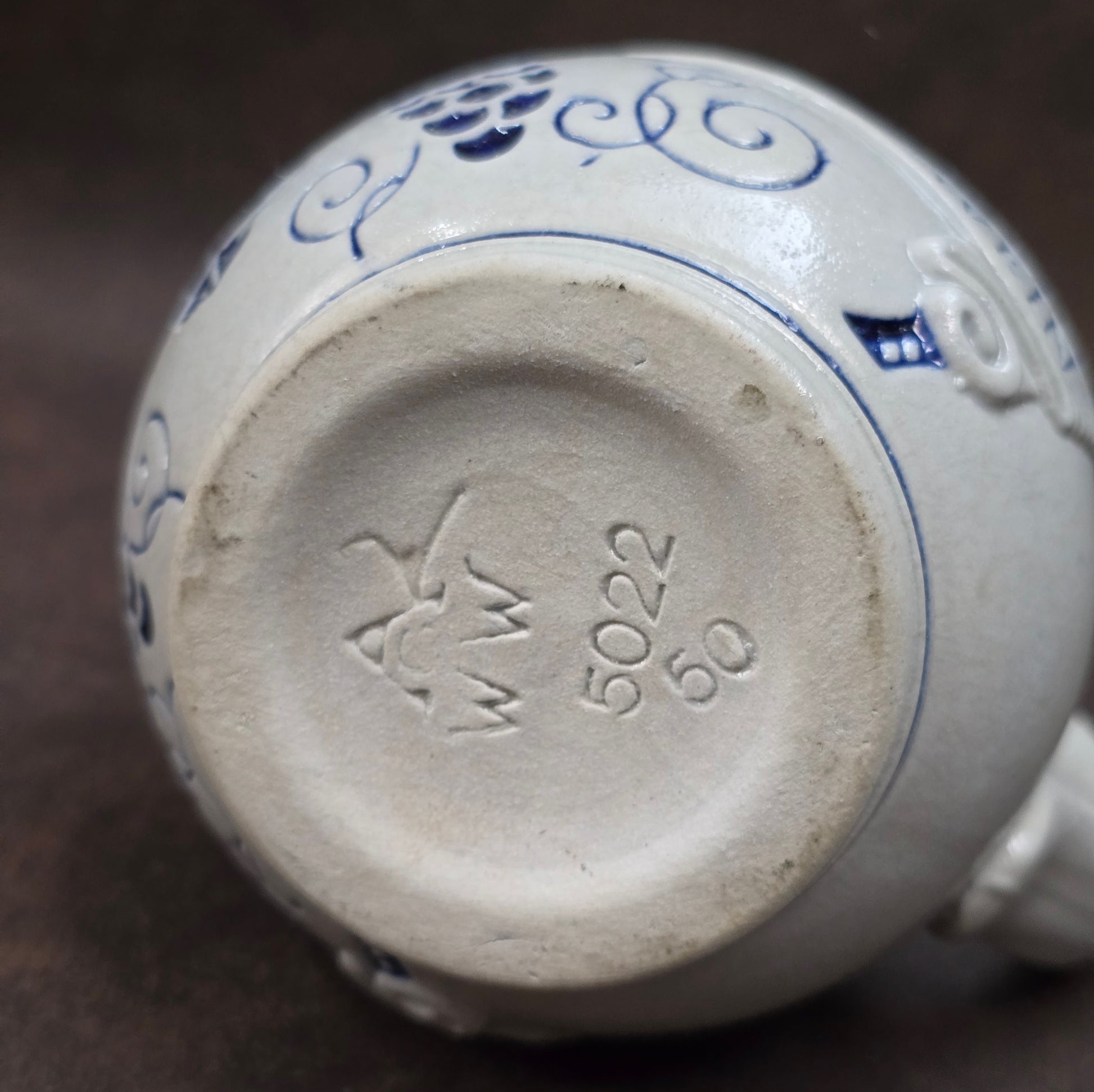 Robuster 0,25-l-Weinkrug aus Steinzeug mit Weinlaub-Relief, Spruch & Putti. 1950er–60er-Jahre-Stück der Wick-Werke – stilvoll & sammelwürdig!