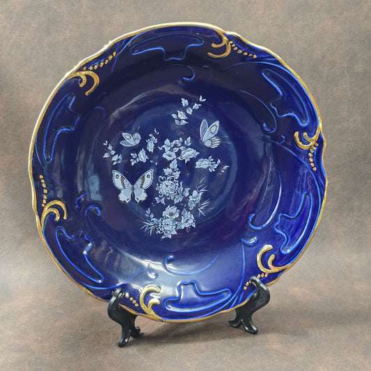 Rumänischer Arpo Porzellan-Zierteller, handbemalt in Kobaltblau mit Schmetterlingen und Goldrand, Ø 24 cm, 1970er Jahre.