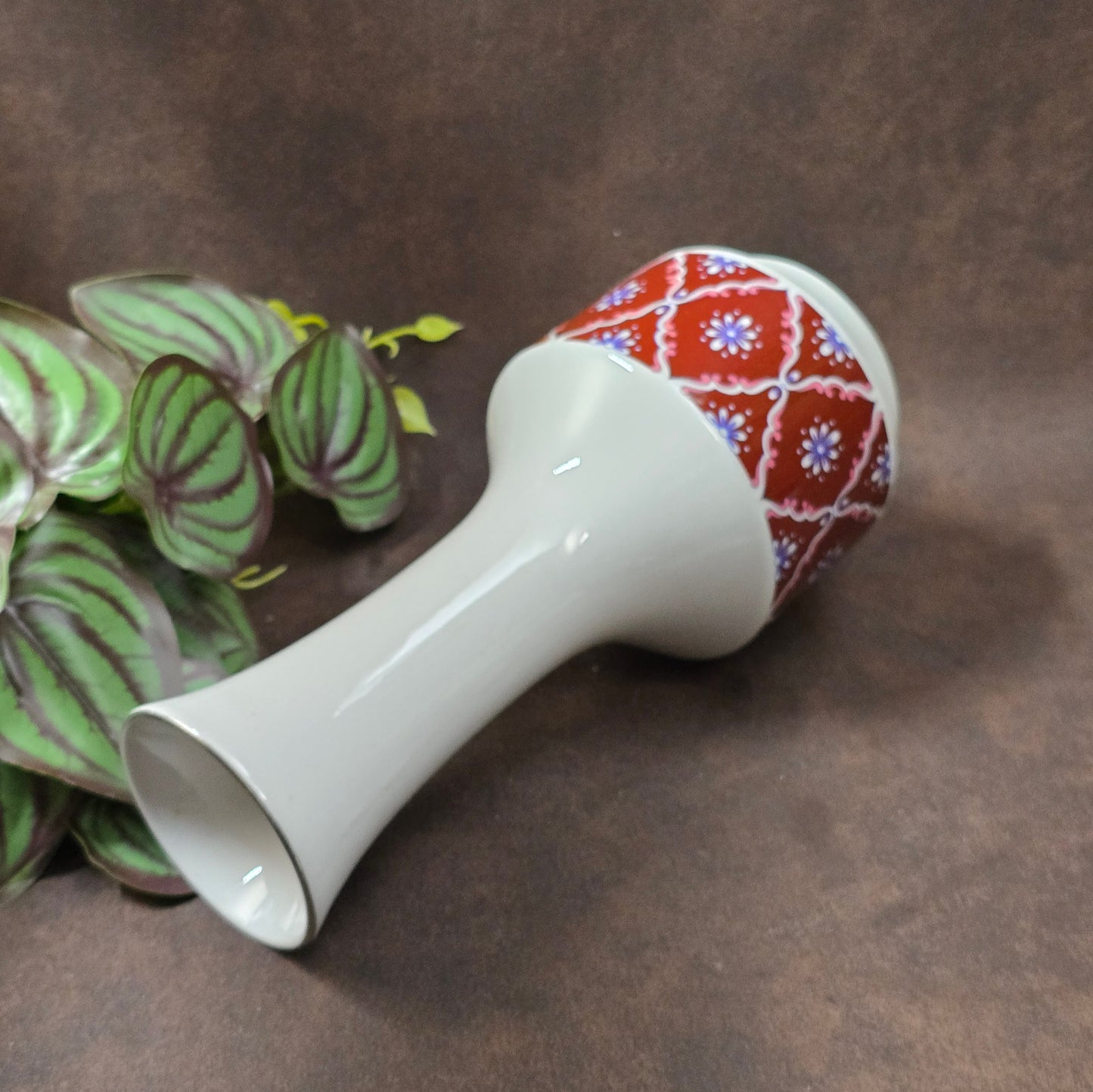 Original DDR-Vase von Wagner & Apel, Thüringen. 1970er-Design mit geometrischen Blumen in Weinrot – stilvoller Vintage-Akzent für Ihr Zuhause.