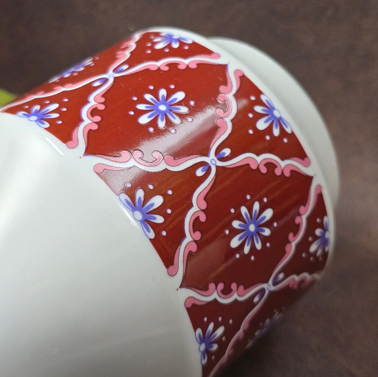 Original DDR-Vase von Wagner & Apel, Thüringen. 1970er-Design mit geometrischen Blumen in Weinrot – stilvoller Vintage-Akzent für Ihr Zuhause.