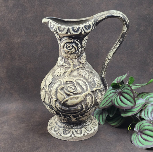 Walter Gerhard Keramik Vase 2250/25, 1950er/60er, 25 cm hoch, Rosenrelief, Creme/Braun, guter Vintagezustand, kleiner Chip am Standfuß.