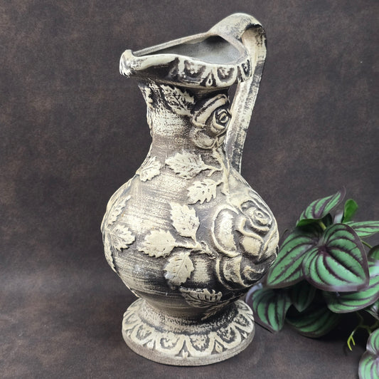 Walter Gerhard Keramik Vase 2250/25, 1950er/60er, 25 cm hoch, Rosenrelief, Creme/Braun, guter Vintagezustand, kleiner Chip am Standfuß.