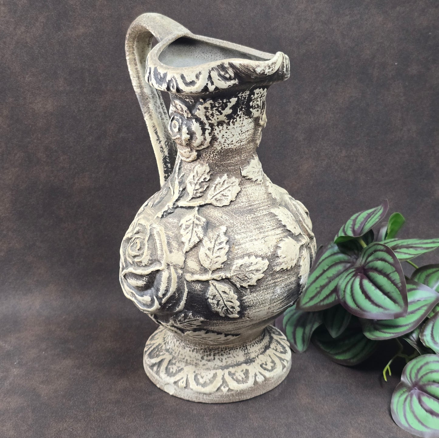 Walter Gerhard Keramik Vase 2250/25, 1950er/60er, 25 cm hoch, Rosenrelief, Creme/Braun, guter Vintagezustand, kleiner Chip am Standfuß.