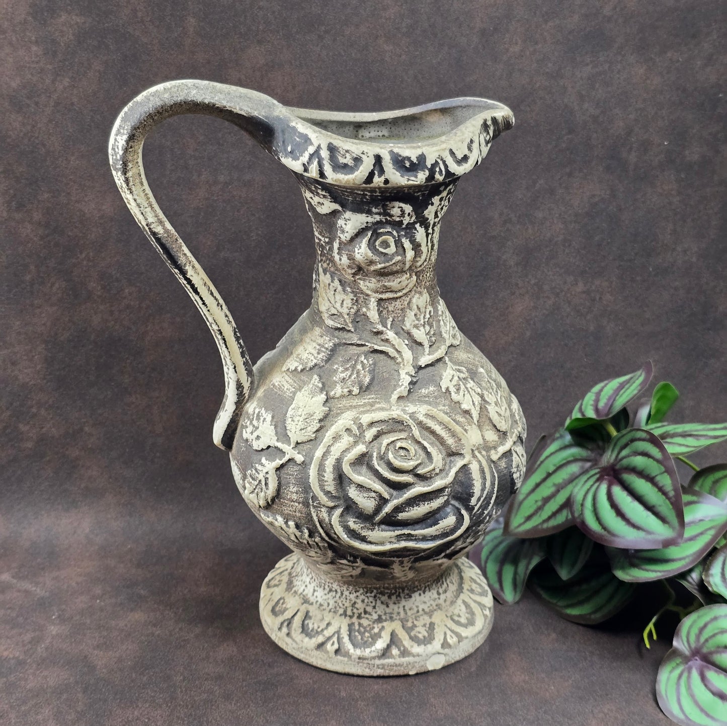 Walter Gerhard Keramik Vase 2250/25, 1950er/60er, 25 cm hoch, Rosenrelief, Creme/Braun, guter Vintagezustand, kleiner Chip am Standfuß.