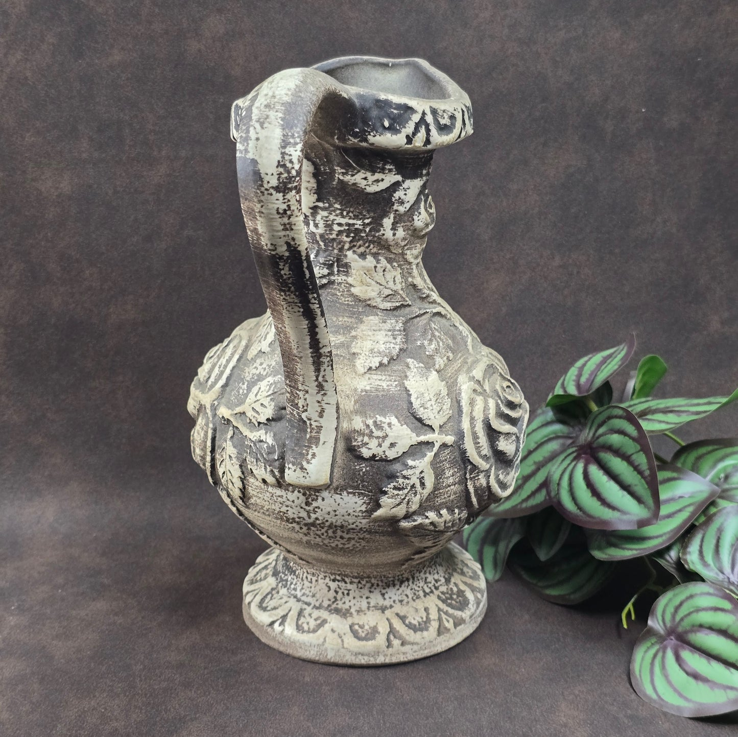 Walter Gerhard Keramik Vase 2250/25, 1950er/60er, 25 cm hoch, Rosenrelief, Creme/Braun, guter Vintagezustand, kleiner Chip am Standfuß.