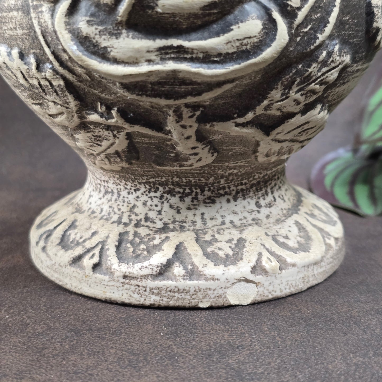 Walter Gerhard Keramik Vase 2250/25, 1950er/60er, 25 cm hoch, Rosenrelief, Creme/Braun, guter Vintagezustand, kleiner Chip am Standfuß.