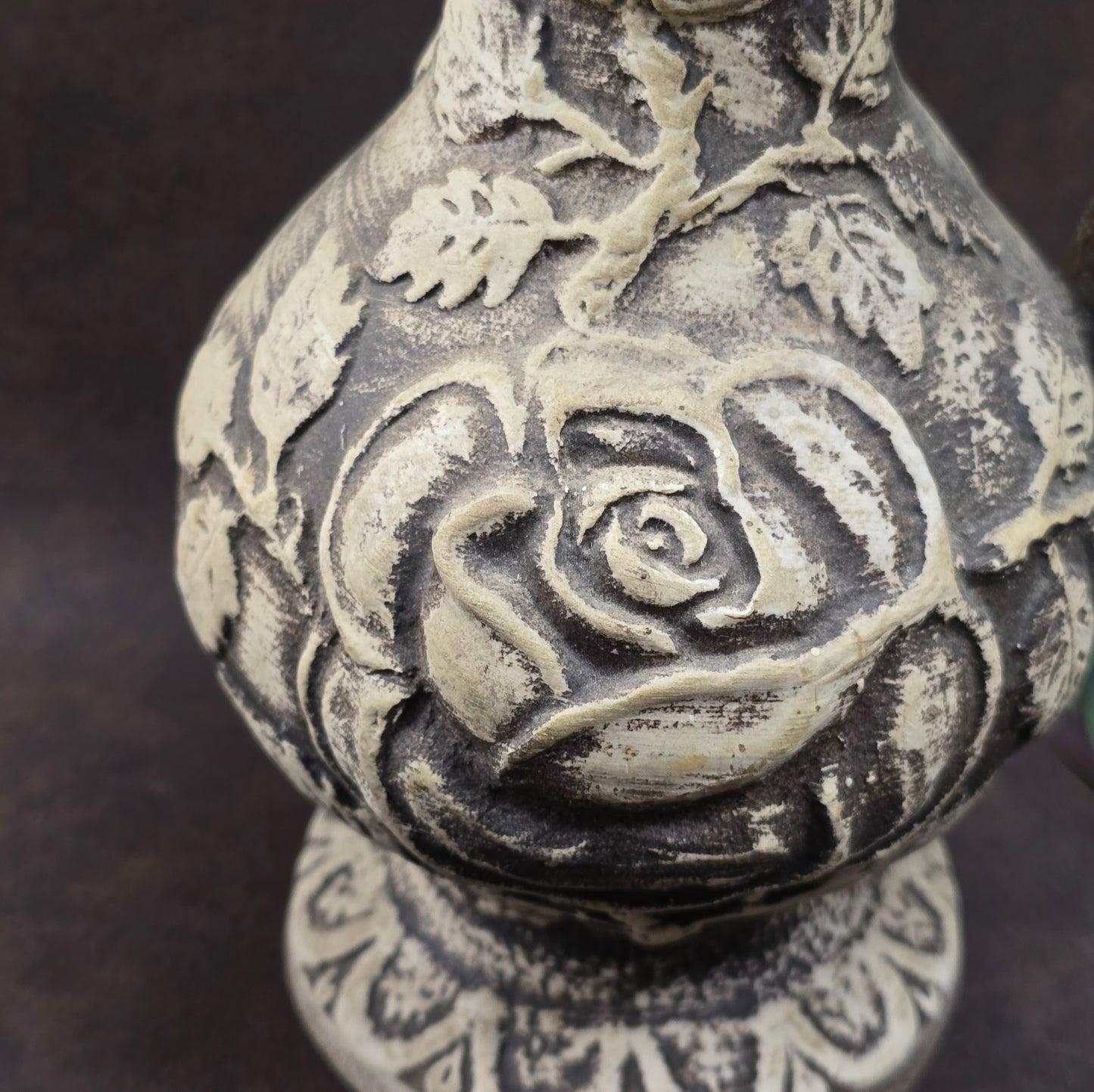 Walter Gerhard Keramik Vase 2250/25, 1950er/60er, 25 cm hoch, Rosenrelief, Creme/Braun, guter Vintagezustand, kleiner Chip am Standfuß.