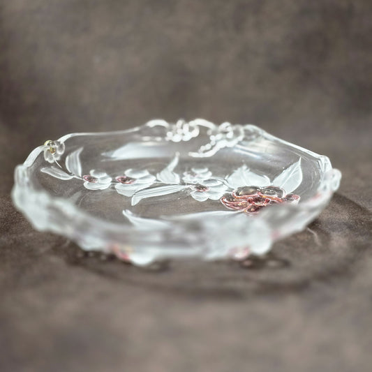 Walther Glas Blossom Time Glasschale, rund, florales Reliefdekor in Rosa und Kristall, Vintage 1970er Jahre, Ø 17 cm.