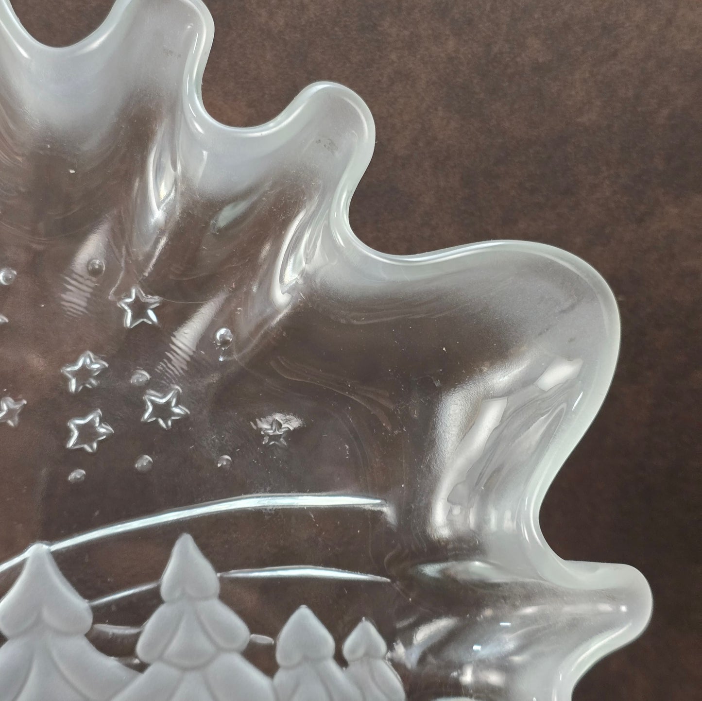 Große Weihnachtsschale von Walther Glas im Winterdorf-Design. Pressglas mit Frostrelief aus den 1990ern. Perfekt für festliche Vintage-Dekoration.