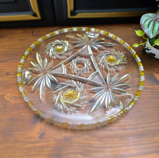 Schwere Vintage-Kristallglasplatte von Walther Glas, 1970er, Ø 30 cm, 3 Füße, Schleuderstern-Motiv & gelbe Akzente – dekorativ & funktional, perfekter Retro-Tischschmuck.