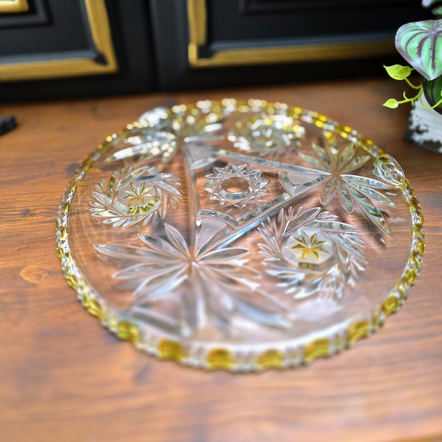 Schwere Vintage-Kristallglasplatte von Walther Glas, 1970er, Ø 30 cm, 3 Füße, Schleuderstern-Motiv & gelbe Akzente – dekorativ & funktional, perfekter Retro-Tischschmuck.