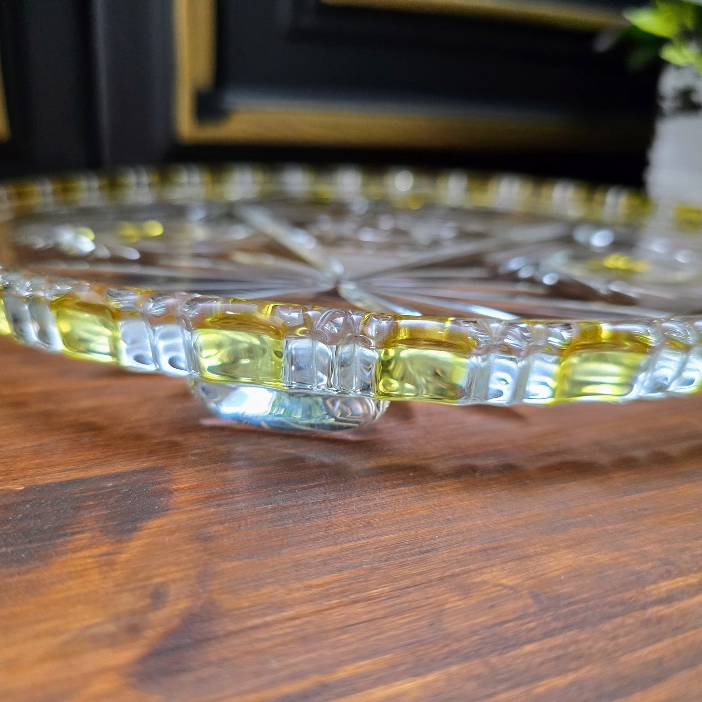 Schwere Vintage-Kristallglasplatte von Walther Glas, 1970er, Ø 30 cm, 3 Füße, Schleuderstern-Motiv & gelbe Akzente – dekorativ & funktional, perfekter Retro-Tischschmuck.