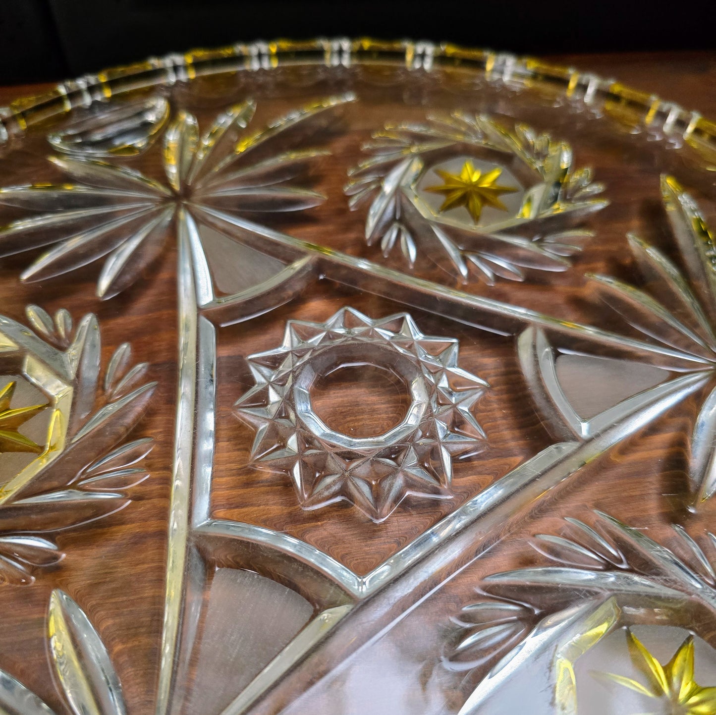 Schwere Vintage-Kristallglasplatte von Walther Glas, 1970er, Ø 30 cm, 3 Füße, Schleuderstern-Motiv & gelbe Akzente – dekorativ & funktional, perfekter Retro-Tischschmuck.