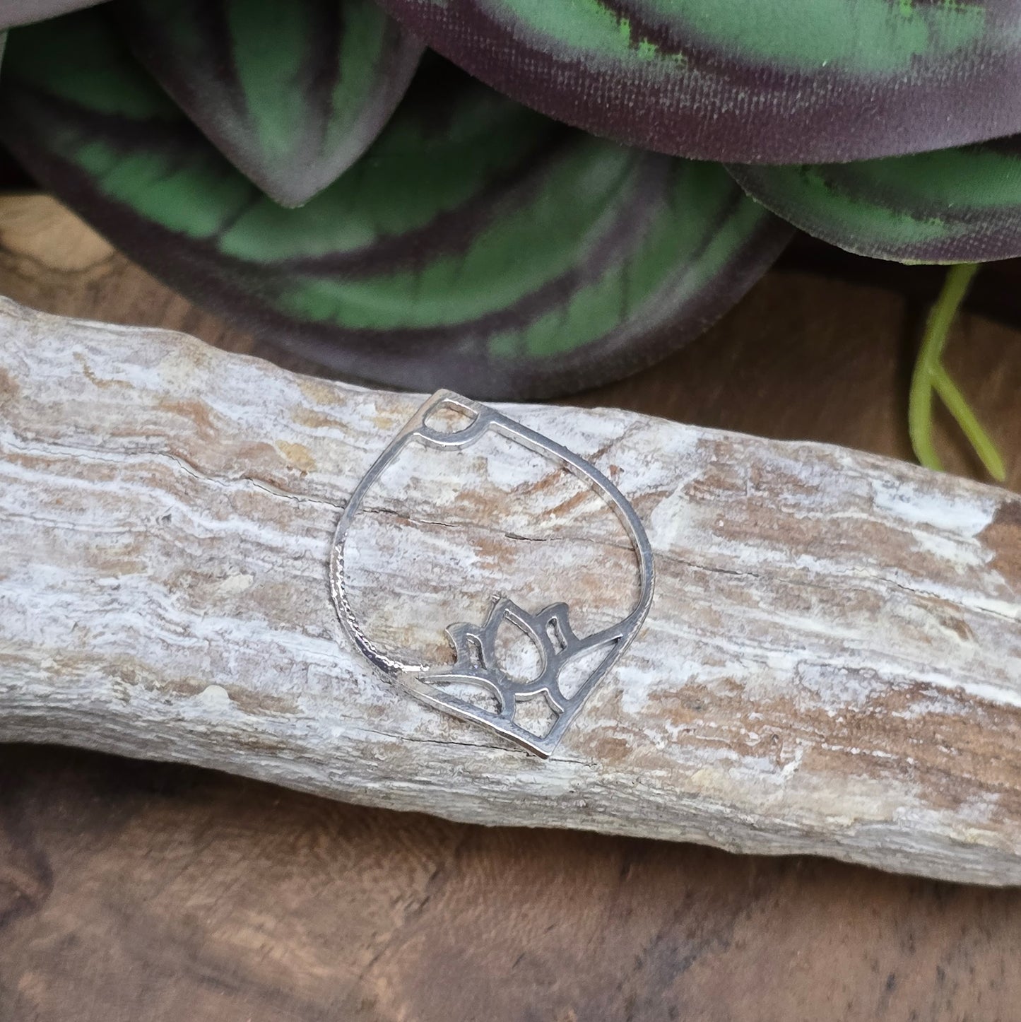 Zarter Lotusblume Anhänger aus silbernem Edelstahl – Symbol für spirituelles Wachstum & Achtsamkeit. Ideal für Mala-Ketten, DIY-Schmuck & Chakradesign.