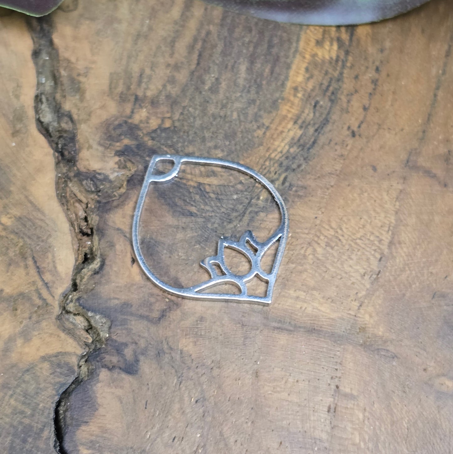 Zarter Lotusblume Anhänger aus silbernem Edelstahl – Symbol für spirituelles Wachstum & Achtsamkeit. Ideal für Mala-Ketten, DIY-Schmuck & Chakradesign.