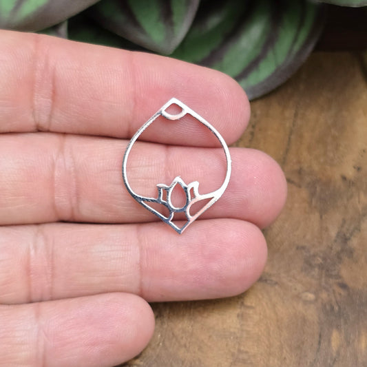 Zarter Lotusblume Anhänger aus silbernem Edelstahl – Symbol für spirituelles Wachstum & Achtsamkeit. Ideal für Mala-Ketten, DIY-Schmuck & Chakradesign.