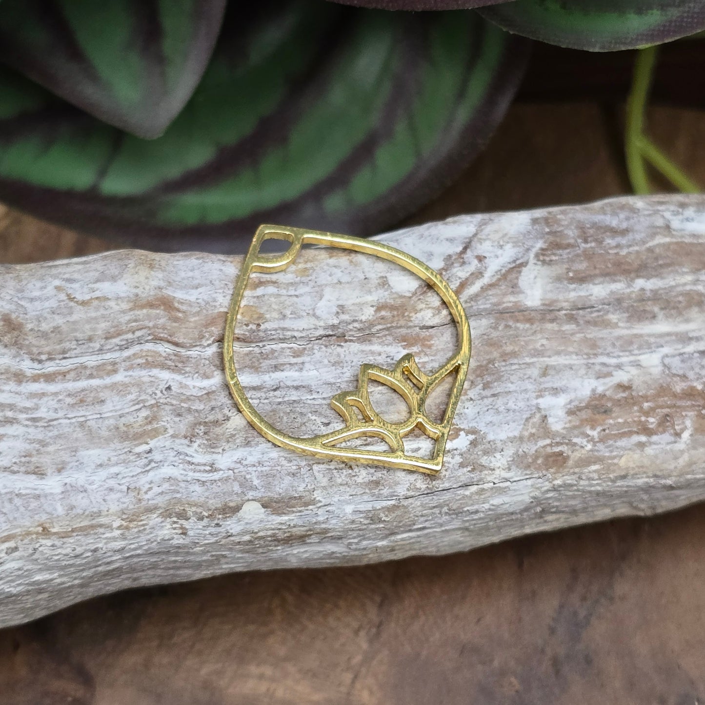 Zarter Lotusblume Anhänger aus vergoldetem Edelstahl – Symbol für spirituelles Wachstum & Achtsamkeit. Ideal für Mala-Ketten, DIY-Schmuck & Chakradesign.