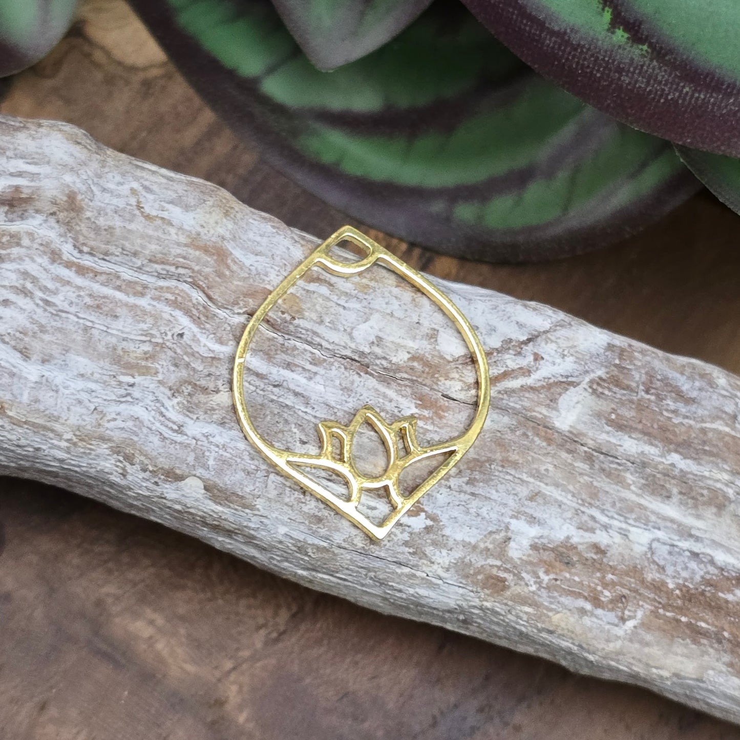Zarter Lotusblume Anhänger aus vergoldetem Edelstahl – Symbol für spirituelles Wachstum & Achtsamkeit. Ideal für Mala-Ketten, DIY-Schmuck & Chakradesign.