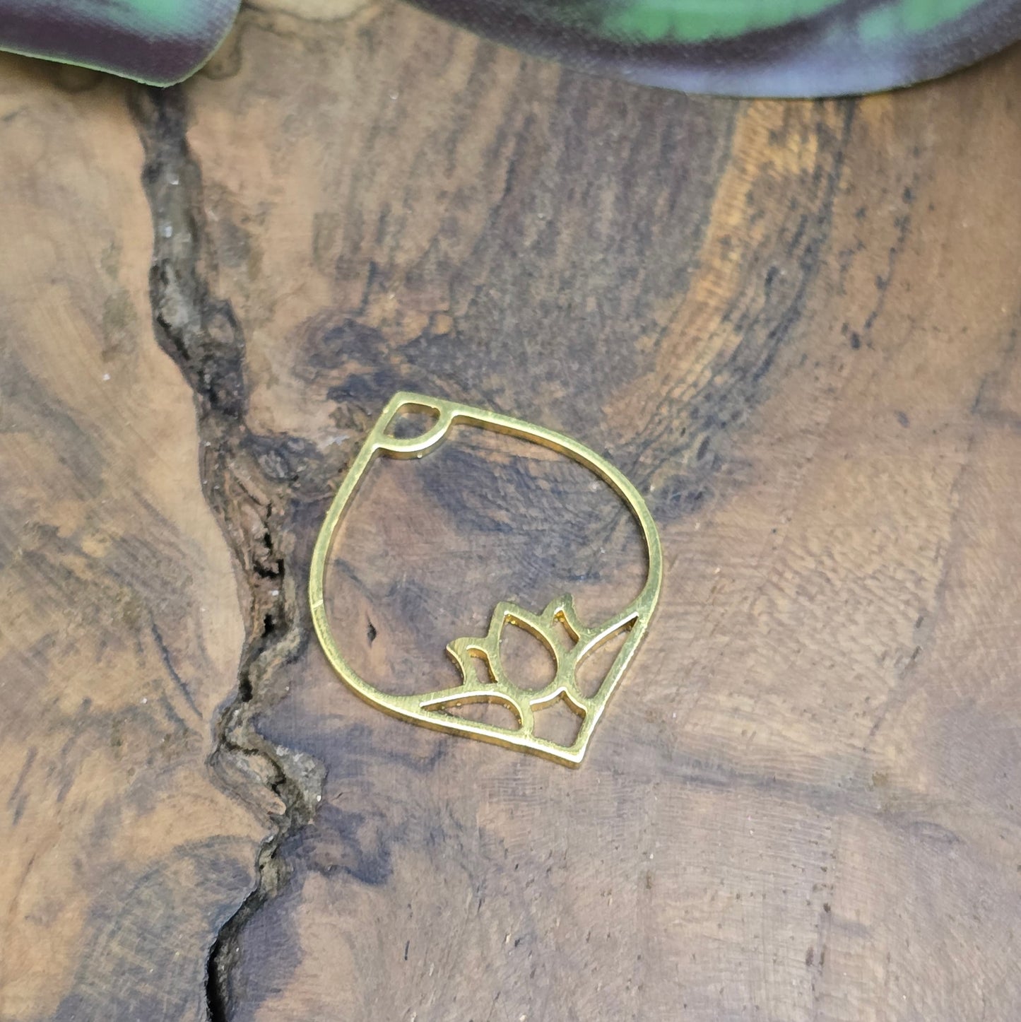 Zarter Lotusblume Anhänger aus vergoldetem Edelstahl – Symbol für spirituelles Wachstum & Achtsamkeit. Ideal für Mala-Ketten, DIY-Schmuck & Chakradesign.