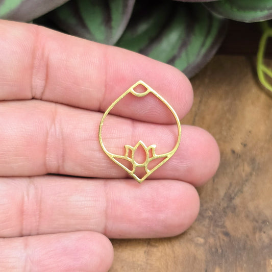 Zarter Lotusblume Anhänger aus vergoldetem Edelstahl – Symbol für spirituelles Wachstum & Achtsamkeit. Ideal für Mala-Ketten, DIY-Schmuck & Chakradesign.