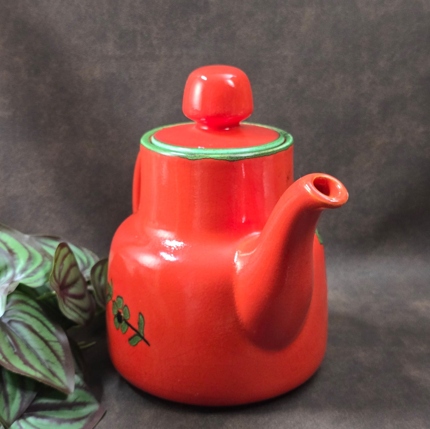 Zeller Keramik Kaffeekanne „Anoushka“ – leuchtend rot mit grünem Blumendekor. 70er-Designklassiker für Sammler, Küche oder Retro-Deko. Ein echtes Must-Have!