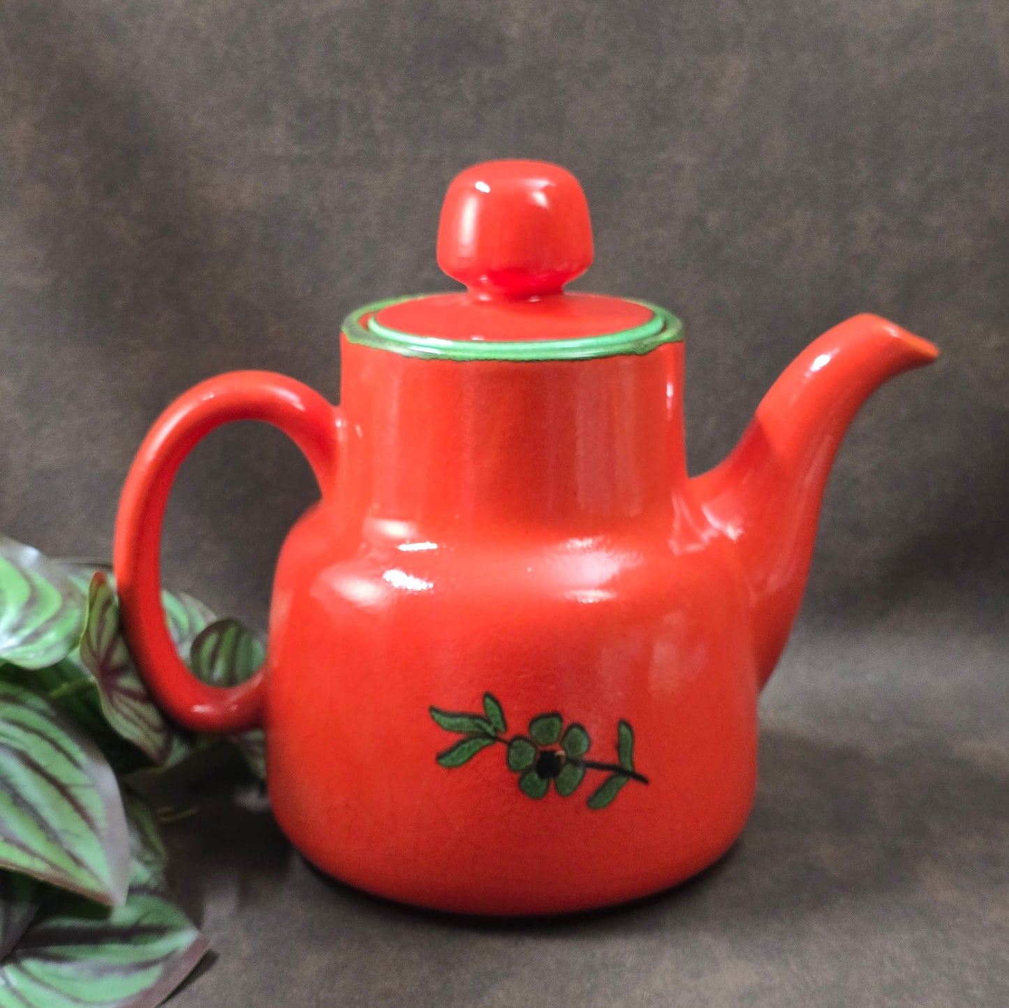 Zeller Keramik Kaffeekanne „Anoushka“ – leuchtend rot mit grünem Blumendekor. 70er-Designklassiker für Sammler, Küche oder Retro-Deko. Ein echtes Must-Have!