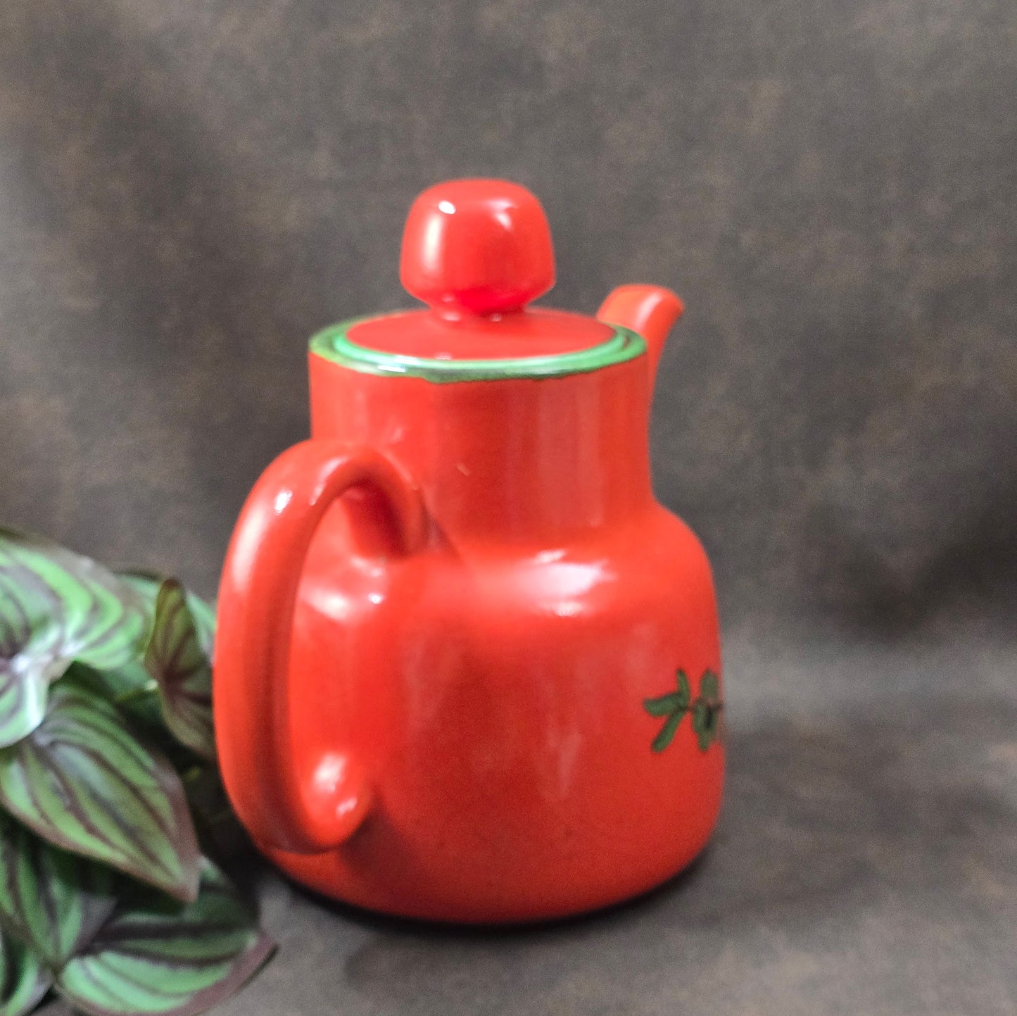Zeller Keramik Kaffeekanne „Anoushka“ – leuchtend rot mit grünem Blumendekor. 70er-Designklassiker für Sammler, Küche oder Retro-Deko. Ein echtes Must-Have!