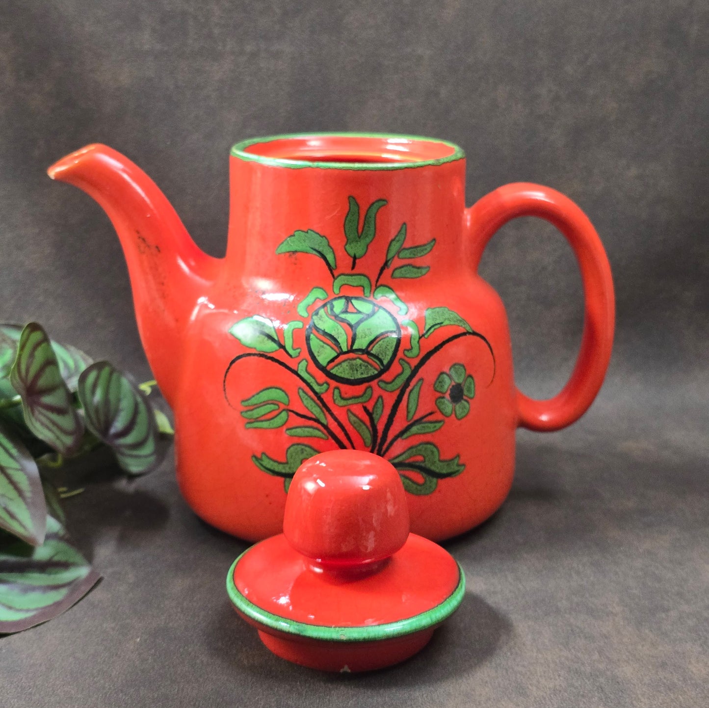 Zeller Keramik Kaffeekanne „Anoushka“ – leuchtend rot mit grünem Blumendekor. 70er-Designklassiker für Sammler, Küche oder Retro-Deko. Ein echtes Must-Have!