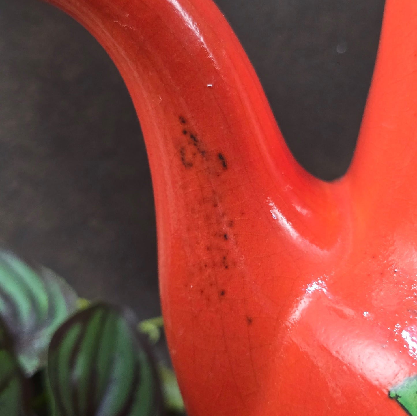 Zeller Keramik Kaffeekanne „Anoushka“ – leuchtend rot mit grünem Blumendekor. 70er-Designklassiker für Sammler, Küche oder Retro-Deko. Ein echtes Must-Have!