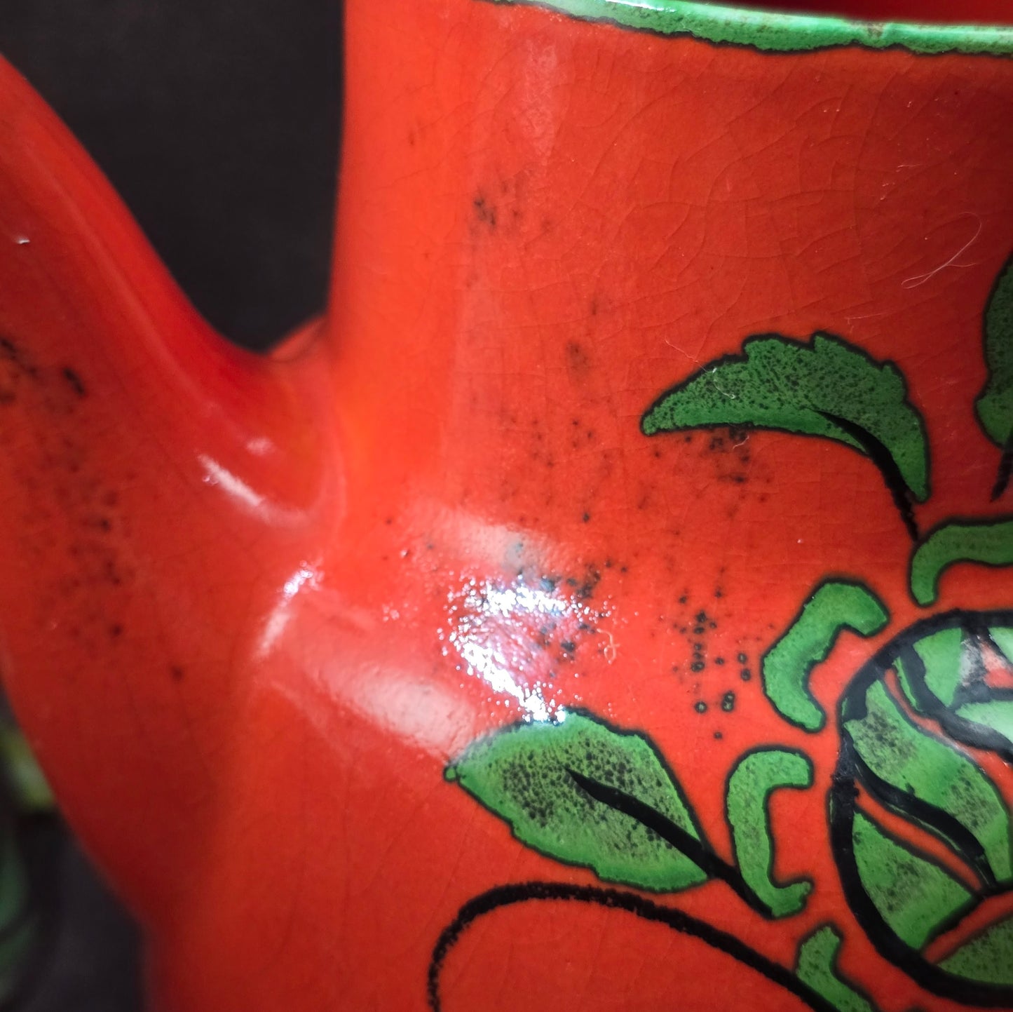 Zeller Keramik Kaffeekanne „Anoushka“ – leuchtend rot mit grünem Blumendekor. 70er-Designklassiker für Sammler, Küche oder Retro-Deko. Ein echtes Must-Have!