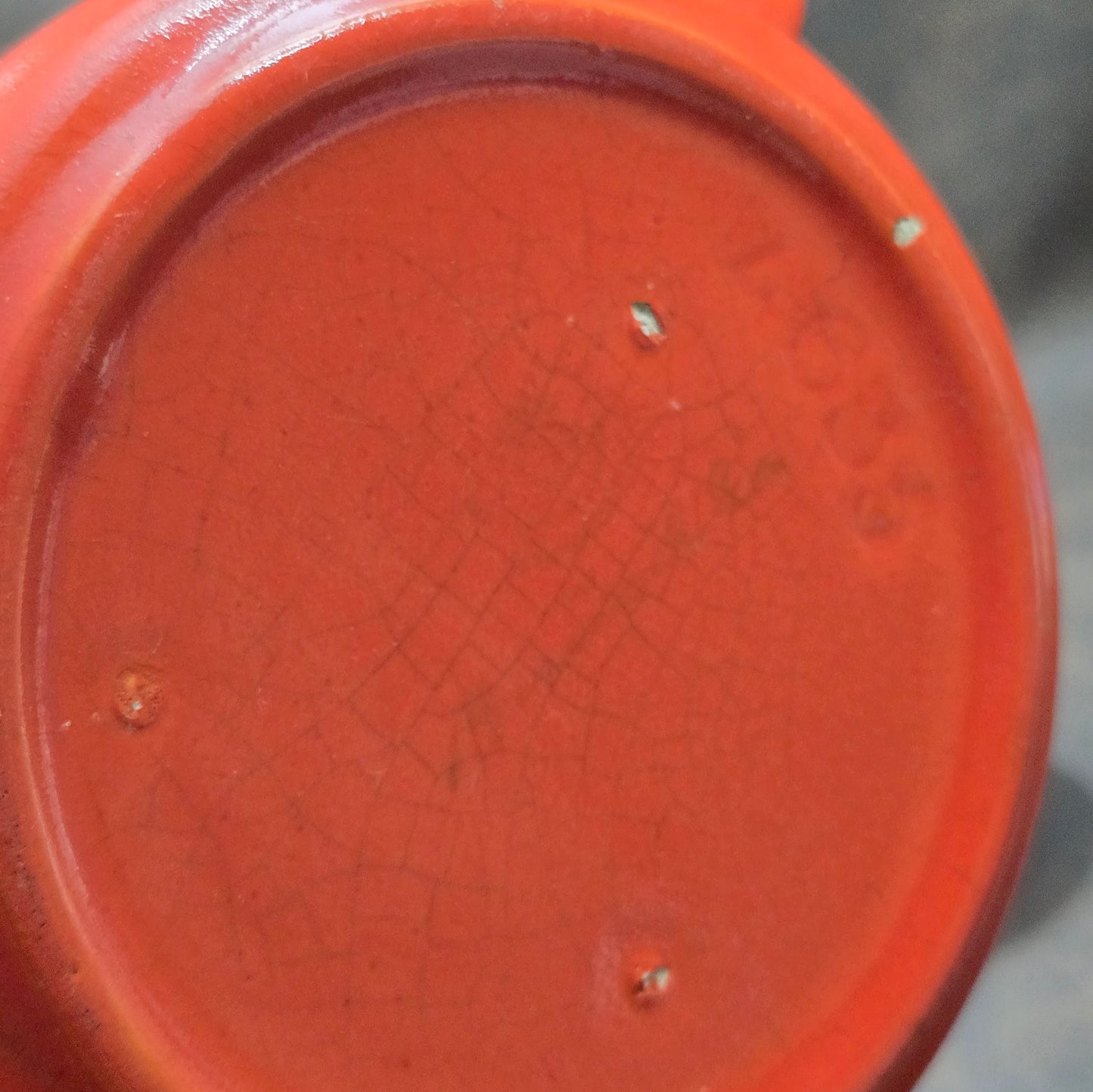 Zeller Keramik Kaffeekanne „Anoushka“ – leuchtend rot mit grünem Blumendekor. 70er-Designklassiker für Sammler, Küche oder Retro-Deko. Ein echtes Must-Have!