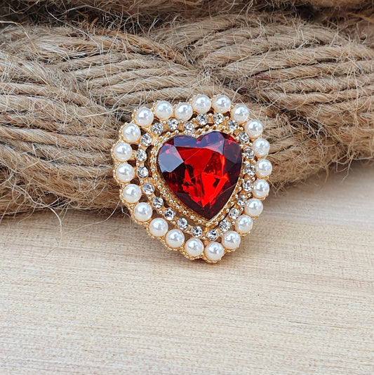 1x Zierelement Herz mit rotem Schmuckstein, Strass und weißen Halbperlen, vergoldet, 27x26mm