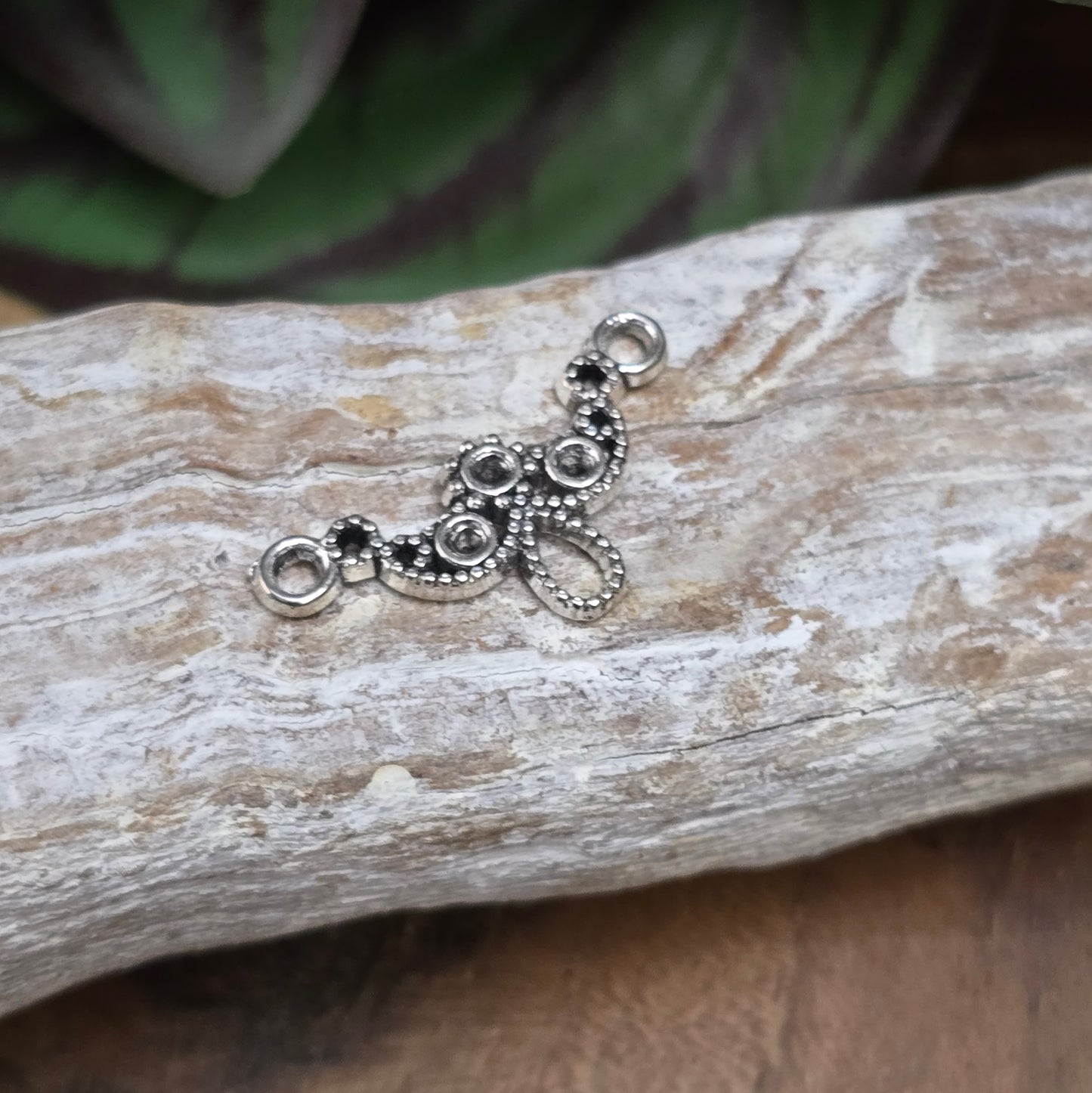 Zwei antik silberfarbene Schmuckverbinder im Bogen-Design – perfekt für DIY-Armbänder, Tiaras & mehr. Mit Mulden für Strasssteine zur individuellen Gestaltung.