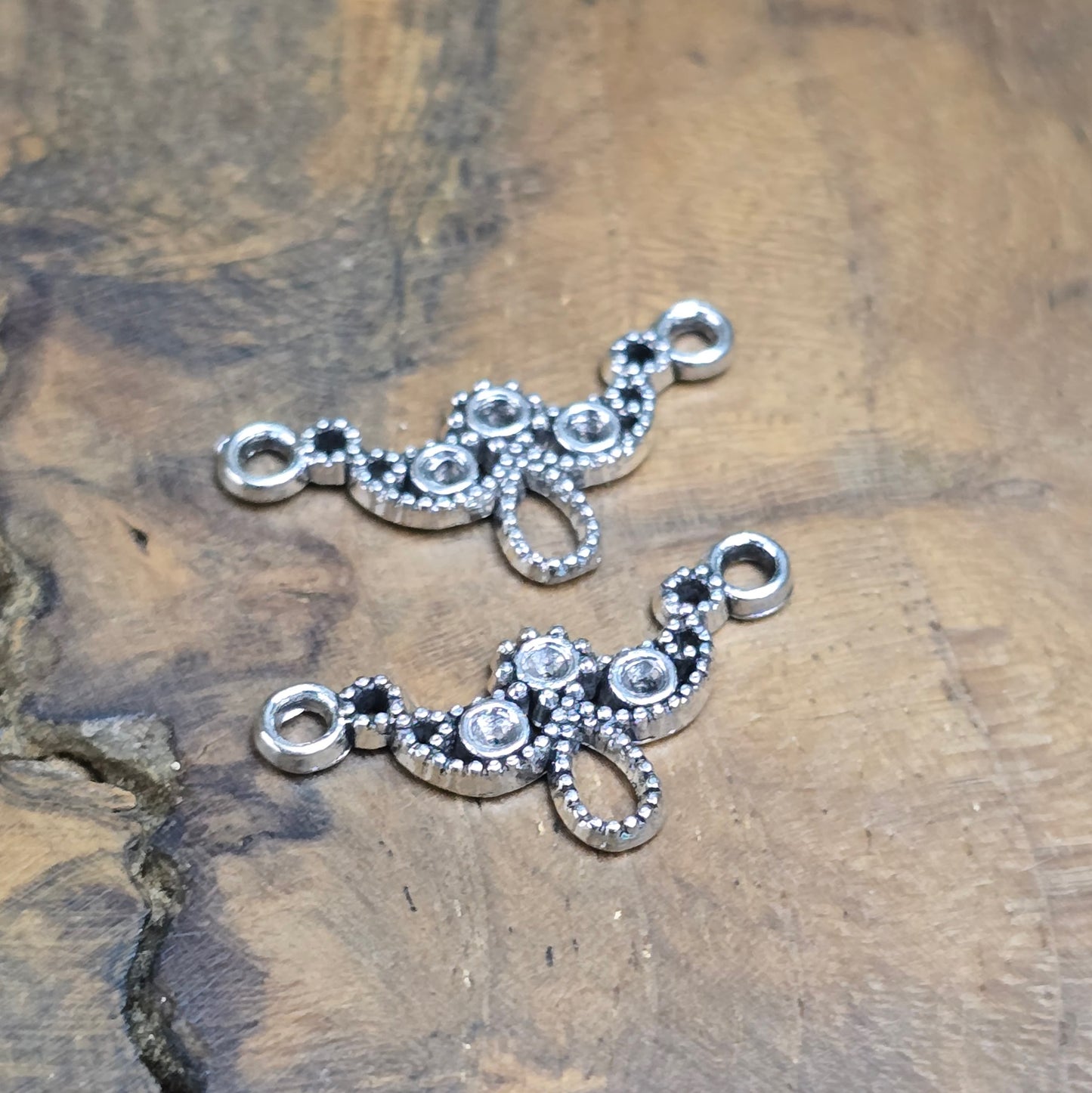 Zwei antik silberfarbene Schmuckverbinder im Bogen-Design – perfekt für DIY-Armbänder, Tiaras & mehr. Mit Mulden für Strasssteine zur individuellen Gestaltung.