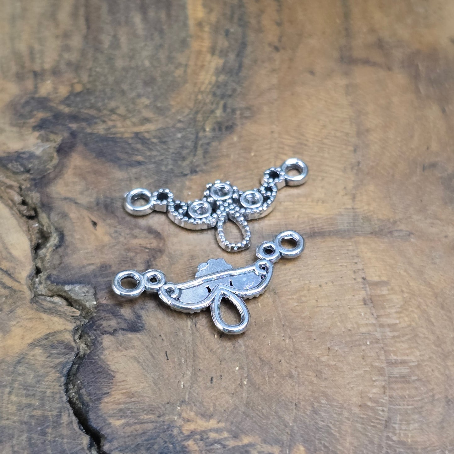 Zwei antik silberfarbene Schmuckverbinder im Bogen-Design – perfekt für DIY-Armbänder, Tiaras & mehr. Mit Mulden für Strasssteine zur individuellen Gestaltung.