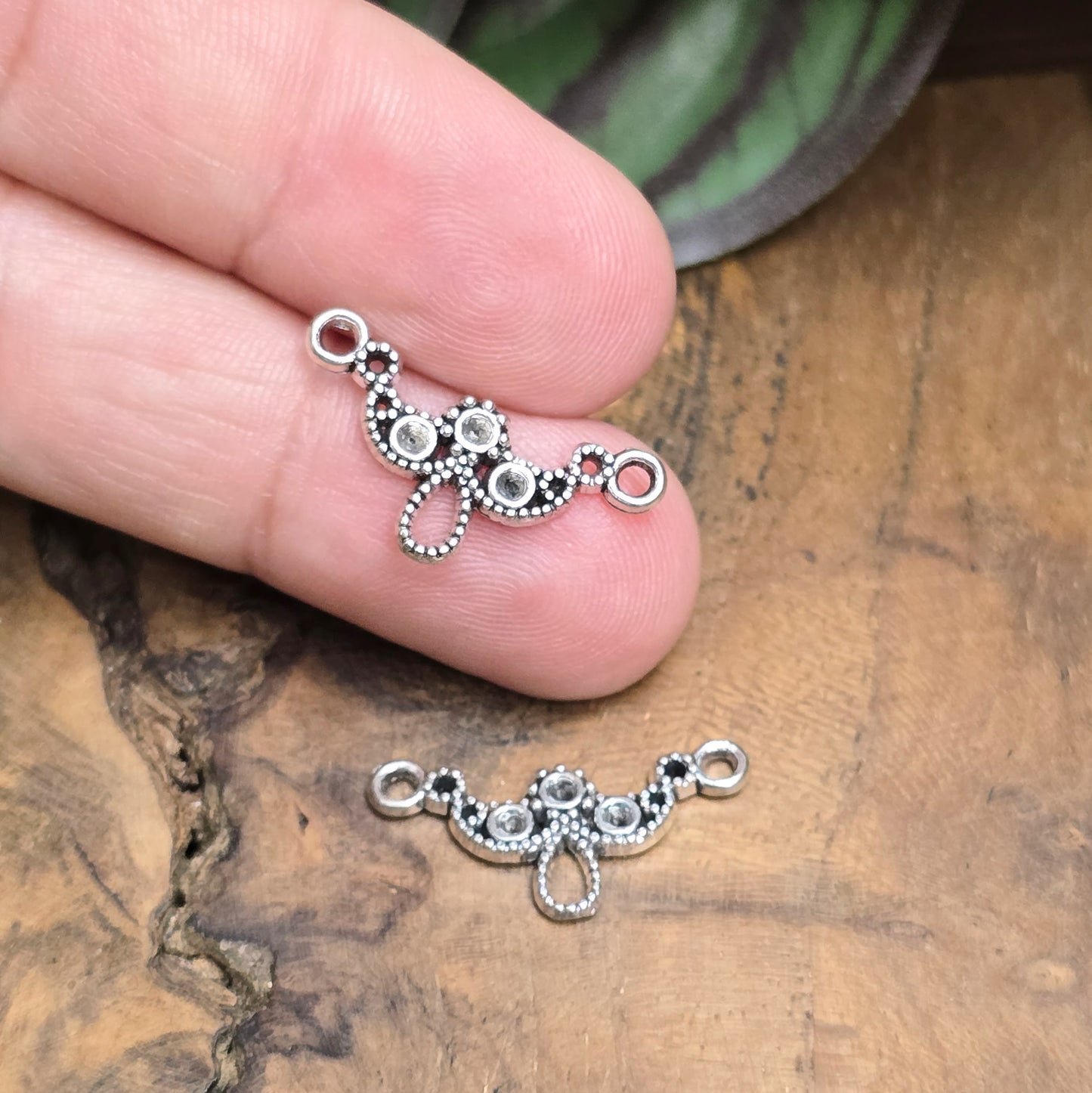 Zwei antik silberfarbene Schmuckverbinder im Bogen-Design – perfekt für DIY-Armbänder, Tiaras & mehr. Mit Mulden für Strasssteine zur individuellen Gestaltung.