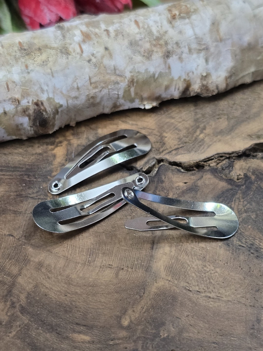 Detailansicht von drei silbernen Snap-Clips (30 mm) aus Metall zum Basteln von Haarschmuck, dargestellt in geschlossener und geöffneter Position.