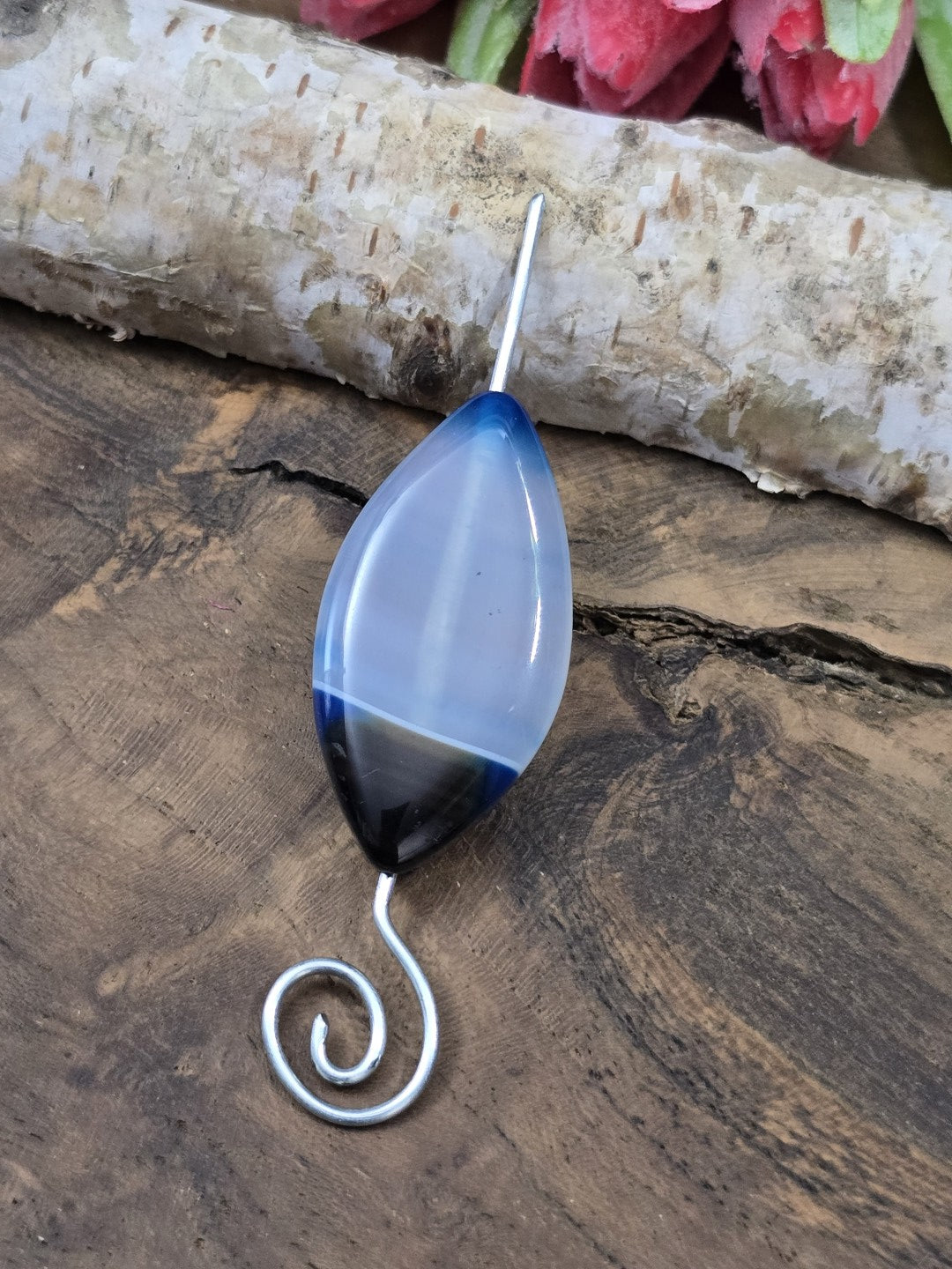 Blaue Achat-Navette-Centerperle auf silbernem Schmuckdraht aufgefädelt als Anwendungsbeispiel für DIY-Kettenanhänger.
